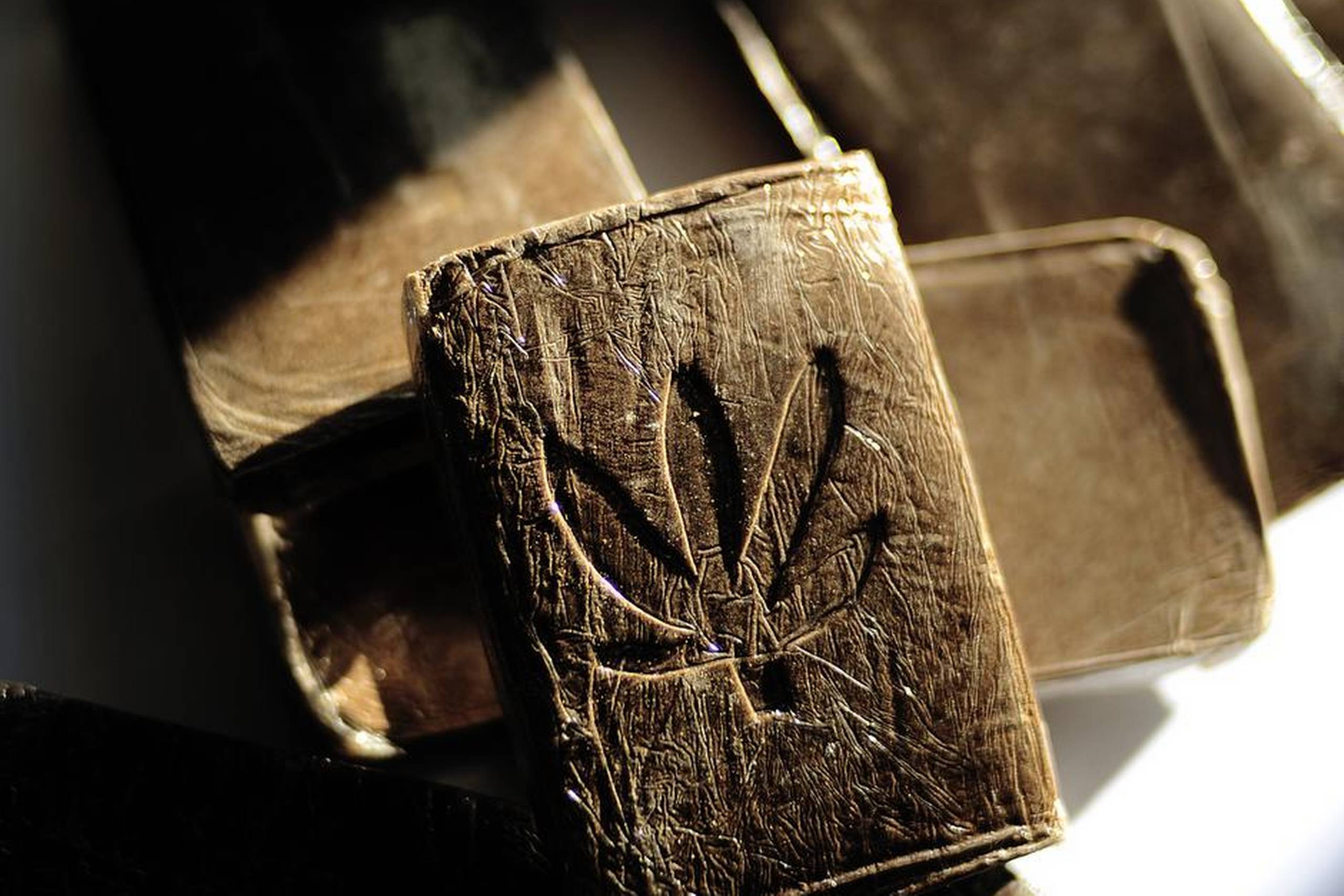 Hash fremstilles ved, at harpiks fra hampeplanten blandes med de tørrede topskud og presses sammen til hårde plader. Pot eller marihuana er derimod alene de tørrede topskud fra planten, som smuldres eller hakkes fint. Foto: Jan Grarup