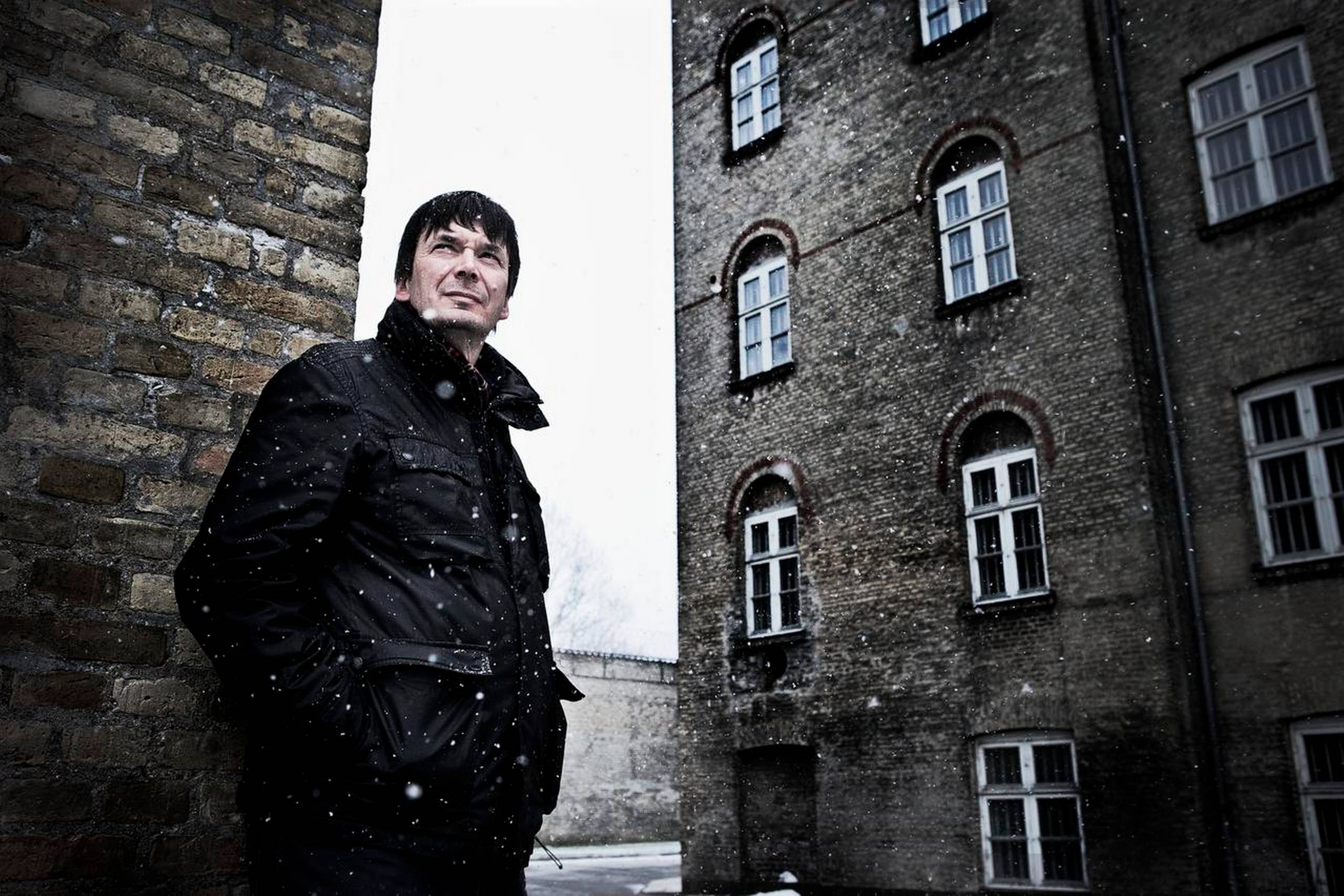 Man leder forgæves efter biljagter og svulstighed i Ian Rankins krimier. Forvent i stedet et stramt koreograferet plot, underspillet sprog og et overbevisende indblik i elementært politiarbejde. Foto: Casper Dalhoff