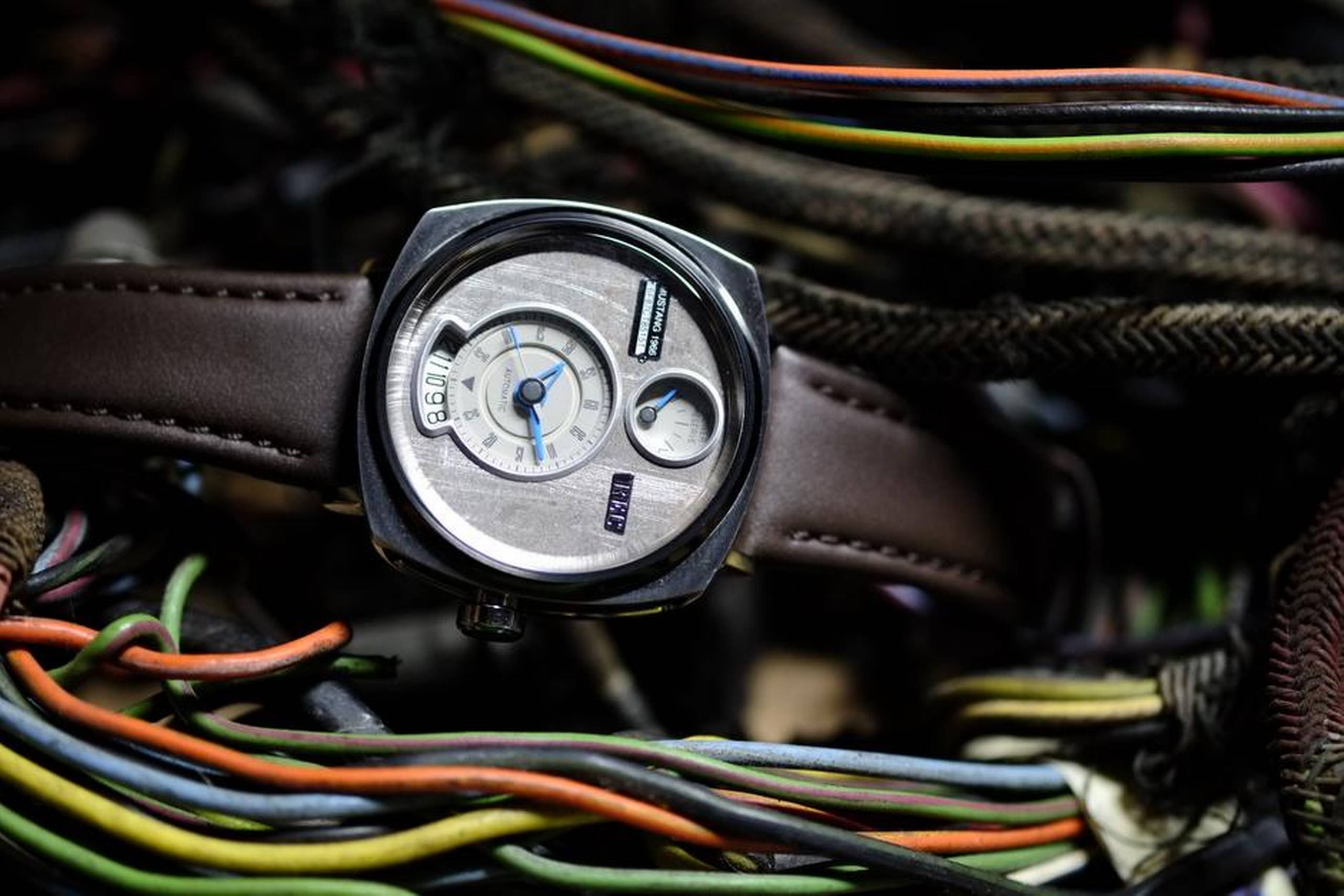 Kronen sidder forskudt, og det skyldes udelukkende, at Rec Watches ønskede at placere gangreserven øverst på skiven. 