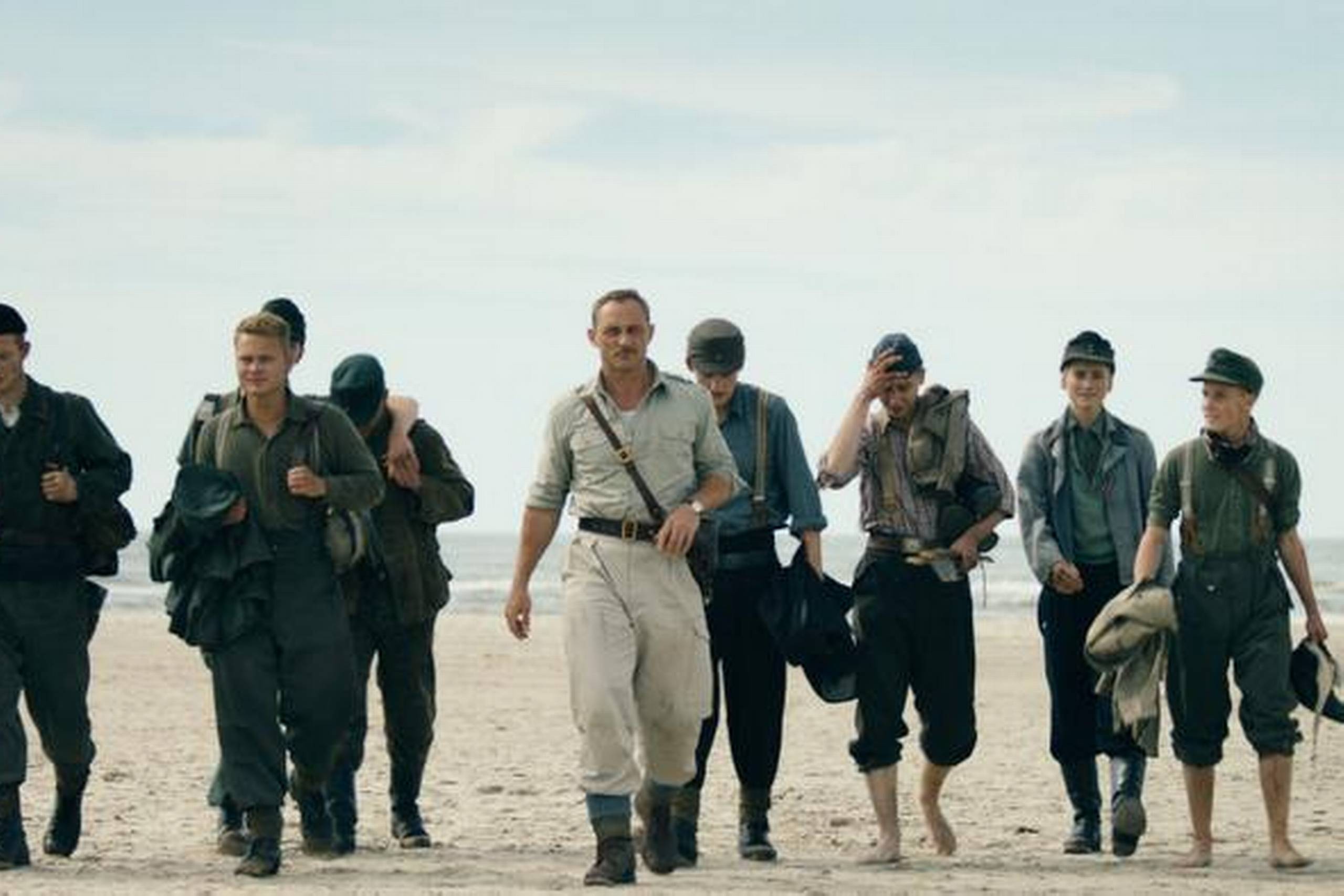 Roland Møller spiller hovedrollen som sergent Carl Leopold Rasmussen, der får ansvaret for en deling unge, tyske soldater, der skal rydde den jyske vestkyst for miner efter Anden Verdenskrig. Foto fra filmen