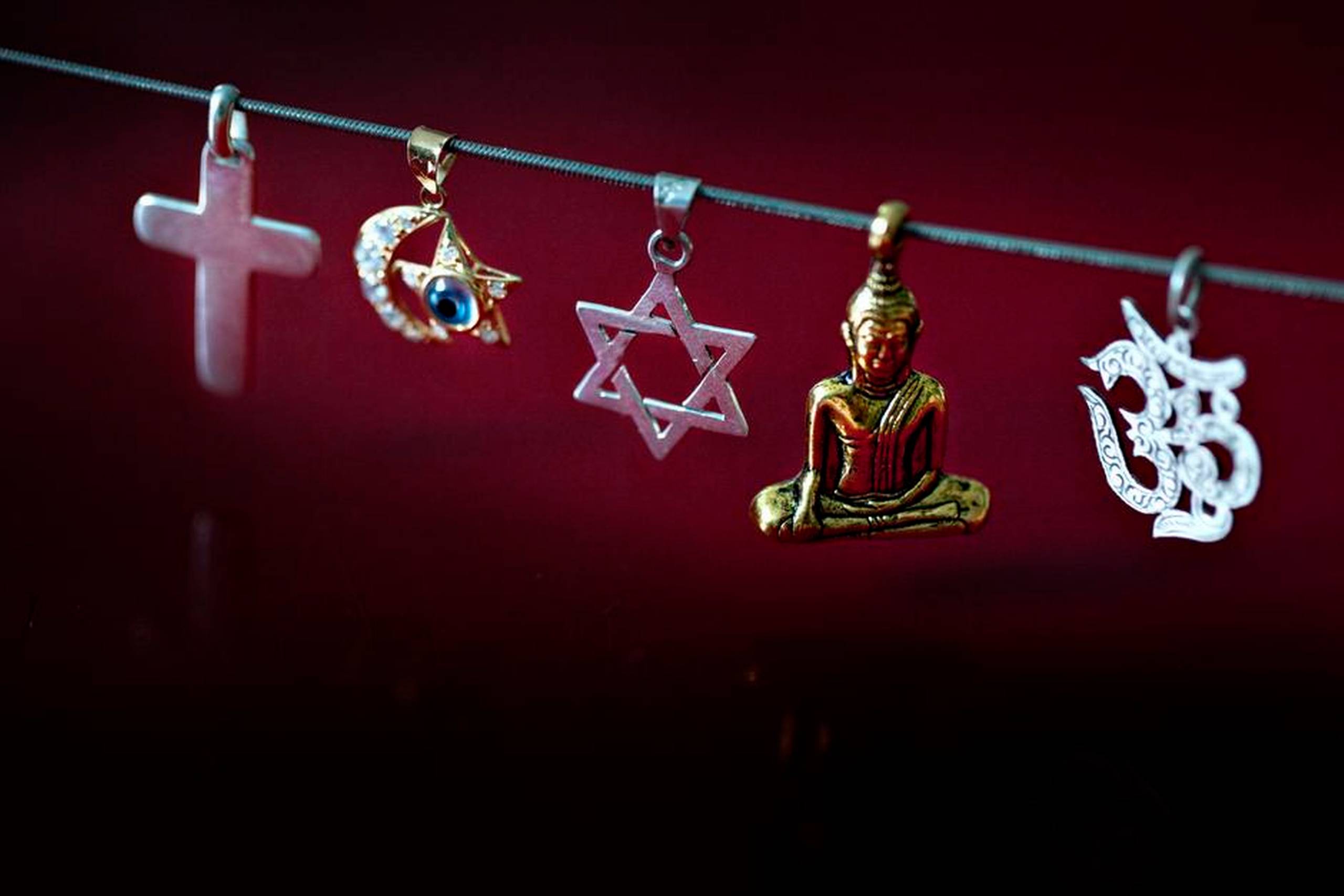 Moderne mennesker shopper rundt blandt de forskellige muligheder for tro, som bl.a. de fem verdensreligioner tilbyder. Når troen er sluppet løs på et marked, bliver den til et produkt. Virker den, eller kan jeg få den bedre eller billigere et andet sted? Foto: Marcus Trappaud Bjørn