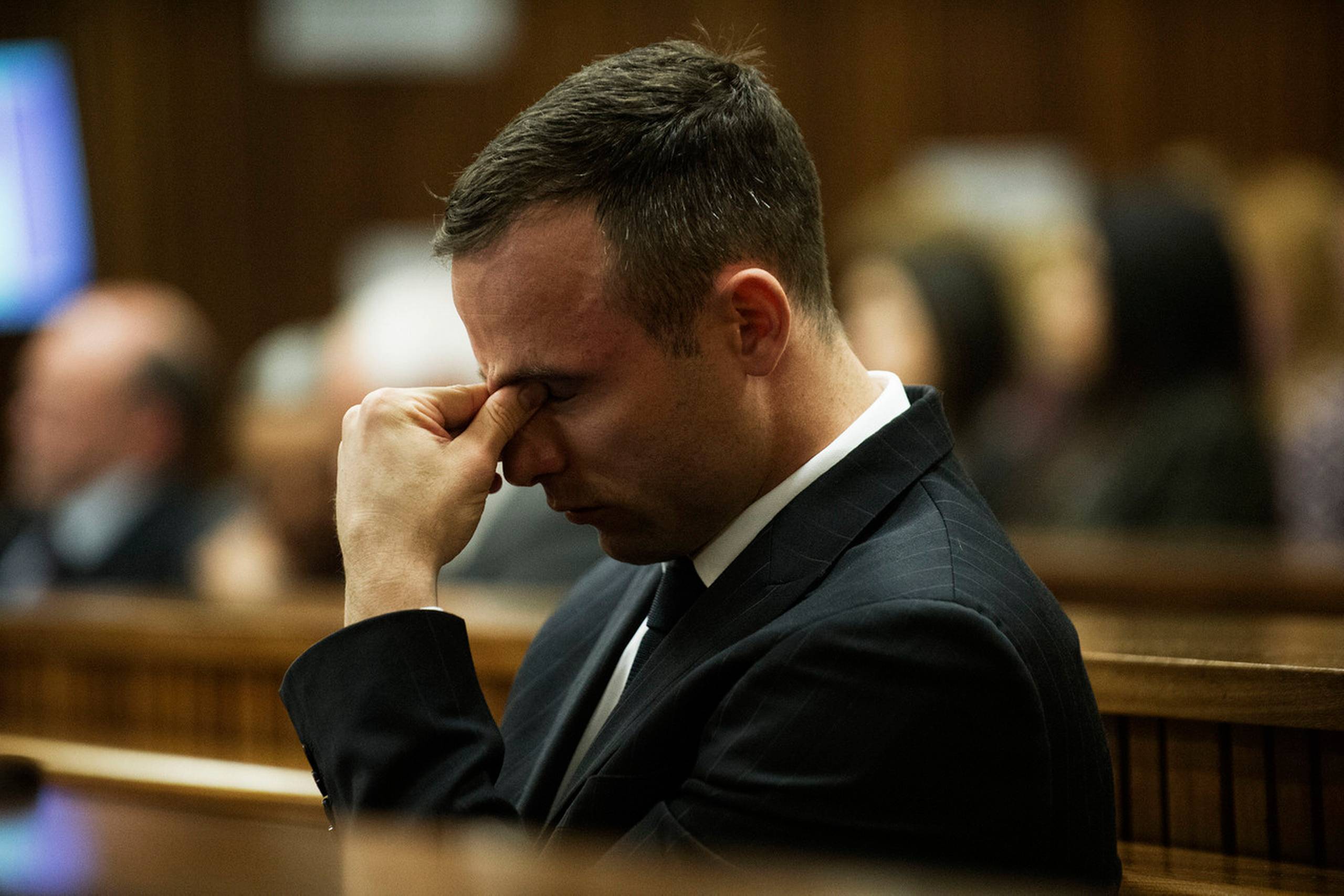 Den tidligere sydafrikanske atletikstjerne Oscar Pistorius fik torsdag skærper sin dom for skuddrabet på sin daværende kæreste. Her ses han fra en den første retssag. 