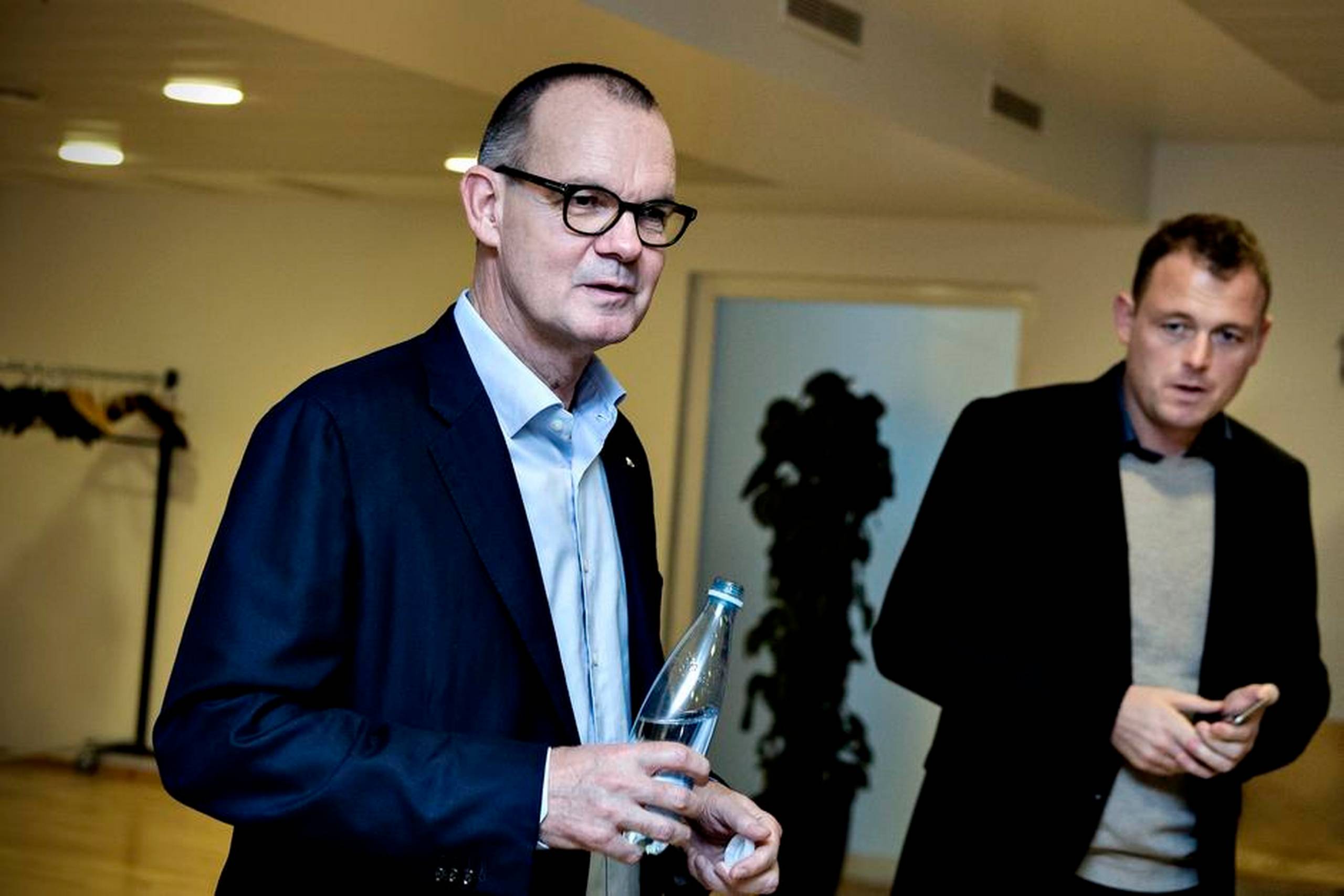 Bestyrelsesformand Lars Fournais under lørdagens pressemøde. I baggrunden AGF-direktør Jacob Nielsen, der oplyste, at det både var dårlige resultater og samarbejdsproblemer, der udløste fyringen af Morten Wieghorst. Foto: Anita Graversen/Polfoto