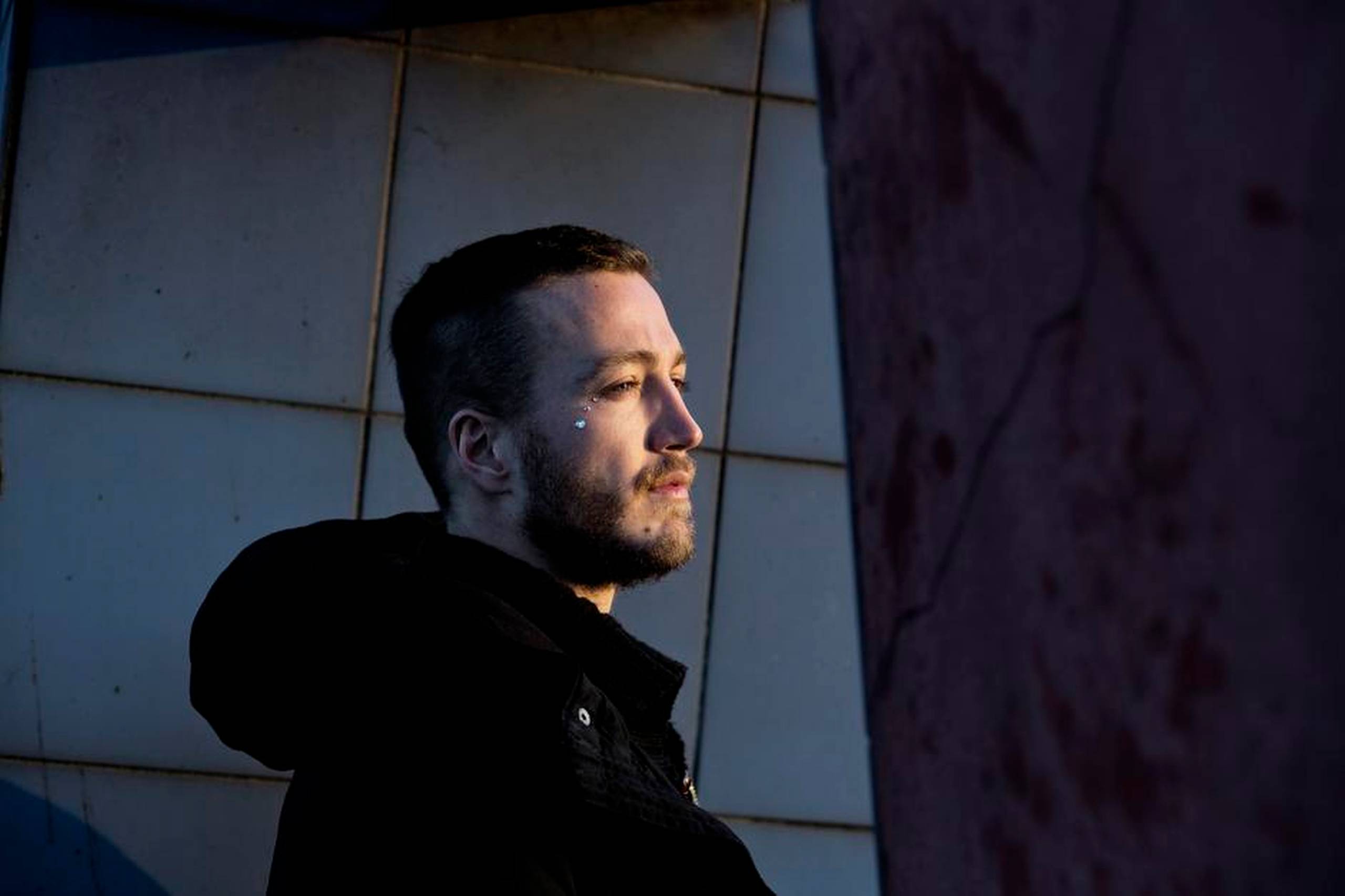 »Jeg vil gerne gøre opmærksom på det uværdige i, at vi som mennesker er degraderet til at foretage os ting, som, vi ved, er dumme, men som vi gør alligevel, fordi man nu engang gør sådan,« siger Jacob Skyggebjerg. Foto: Jens Henrik Daugaard 