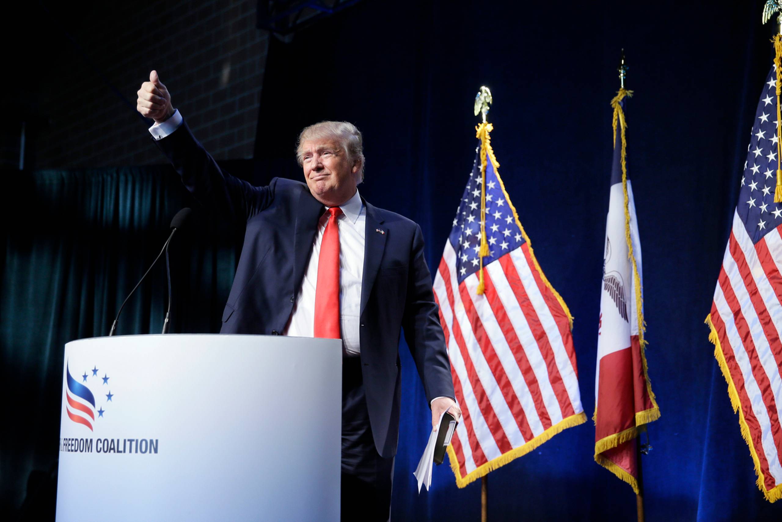 Den republikanske præsidentkandidat Donald Trump har verden over sat sind i kog med sine udtalelser om muslimer, der bør forbydes adgang til USA.