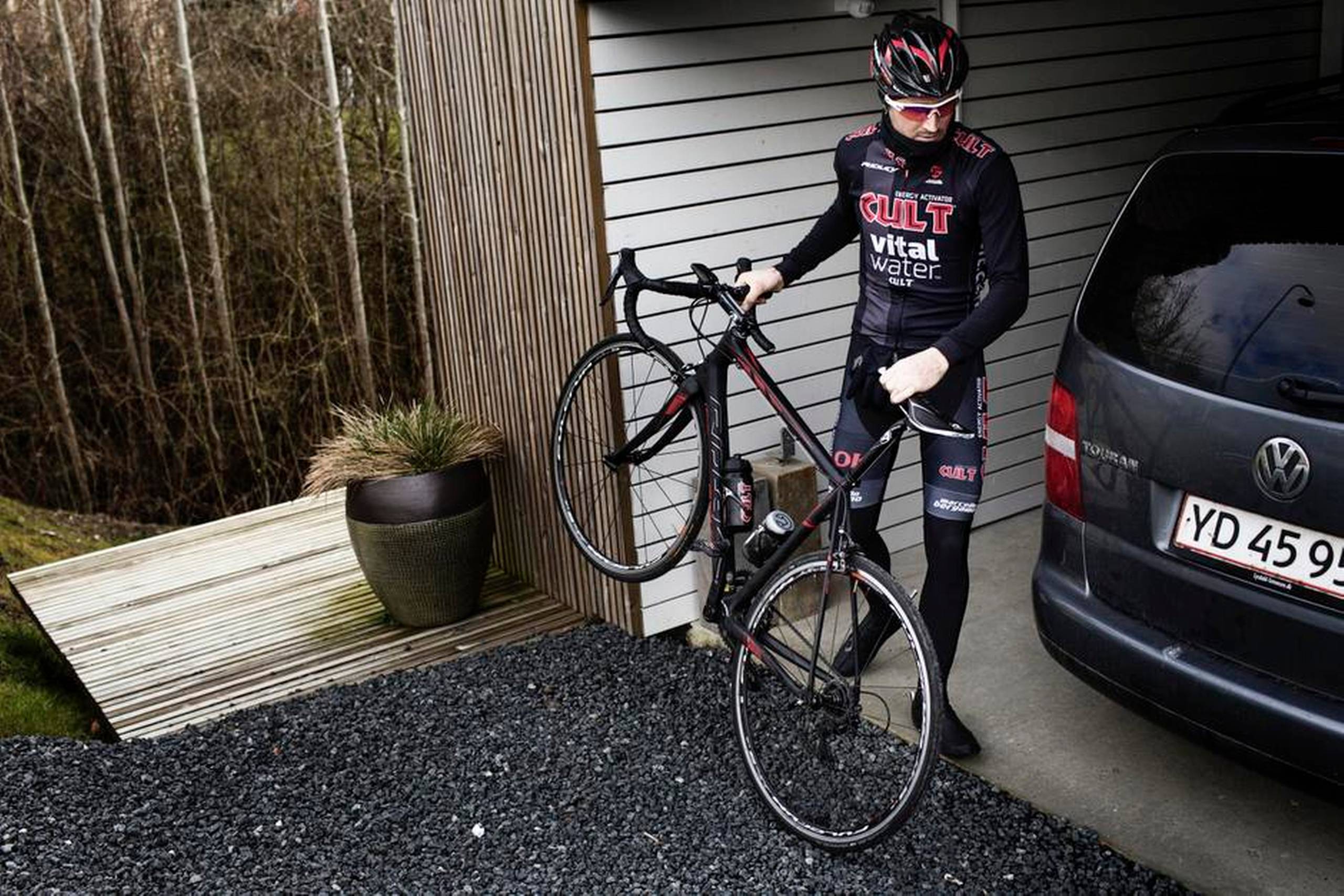 »Vi blev lige så rystede som resten af cykeldanmark. Vi anede ingenting. Det er træls, at man skal finde ud af det på den måde, men det er jo Cults valg. De kan også have været nervøse for, at det var blevet lækket til pressen, hvis de havde fortalt ryttere og personale det først,« siger Michael Reihs, der er ked af, at holdet ikke blev informeret før pressemødet. Foto: Gregers Tycho