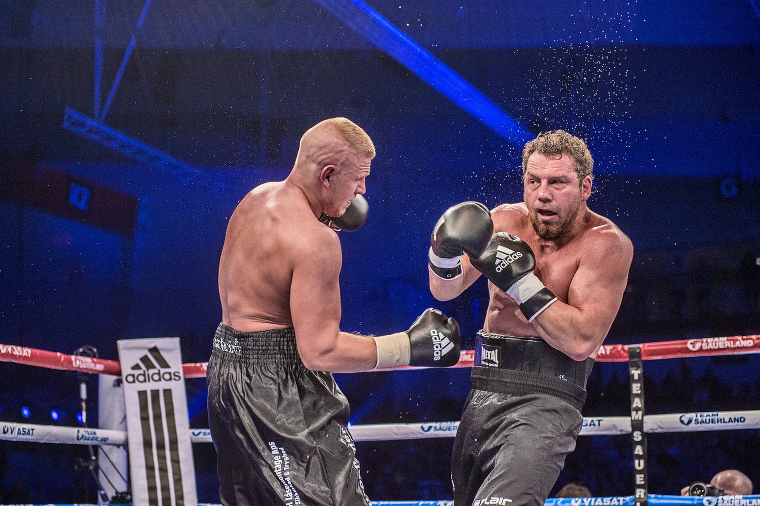 Micki Nielsen fyrer kanonen af mod sin bulgarske modstander Konstantin Semedijev.