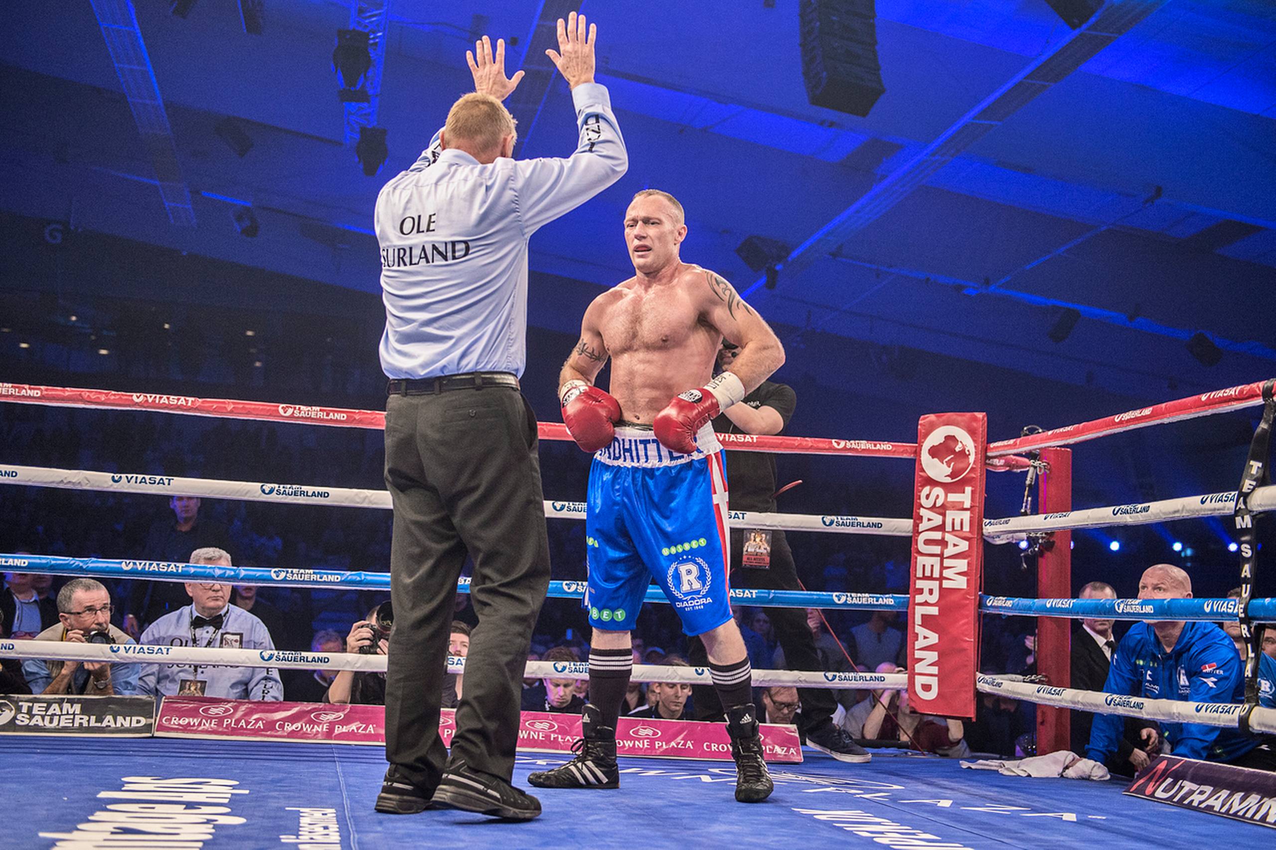 Rudy Markussen bliver stoppet i tredje omgang af kampen mod Patrick Nielsen. 