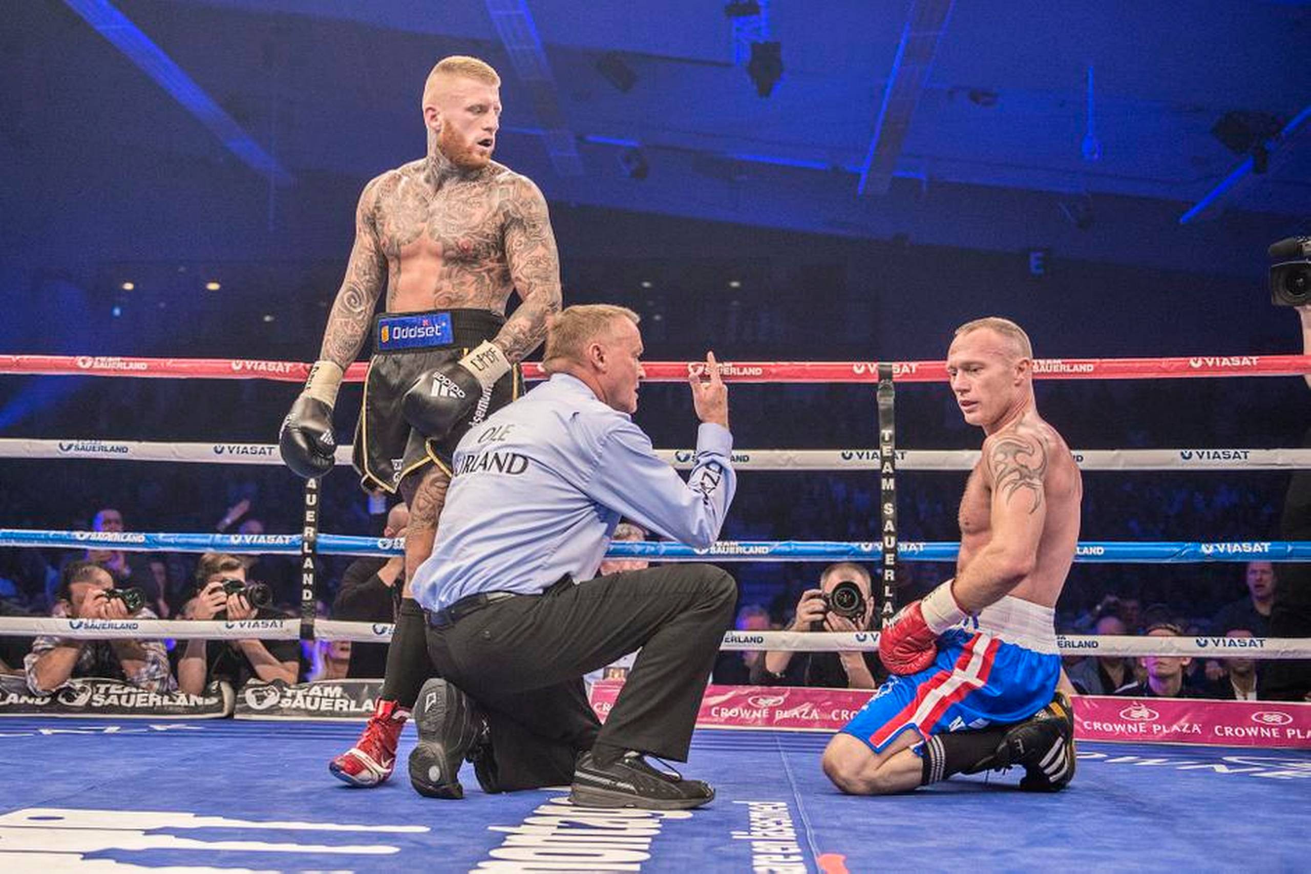 Rudy Markussen er nede, og kampen, der var en kolossal mismatch, var forbi. Foto: Jakob Jørgensen/Polfoto