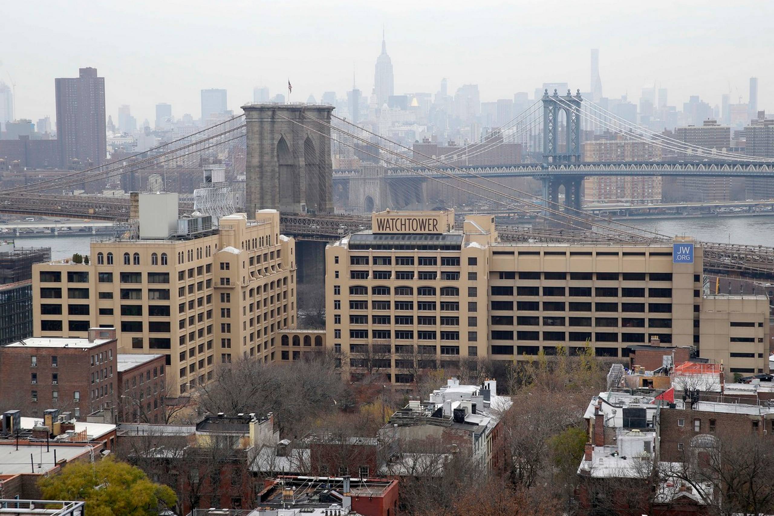 Jehovas Vidners hovedkvarter i Brooklyn, New York er til salg. Prisen forventes at blive flere milliarder.