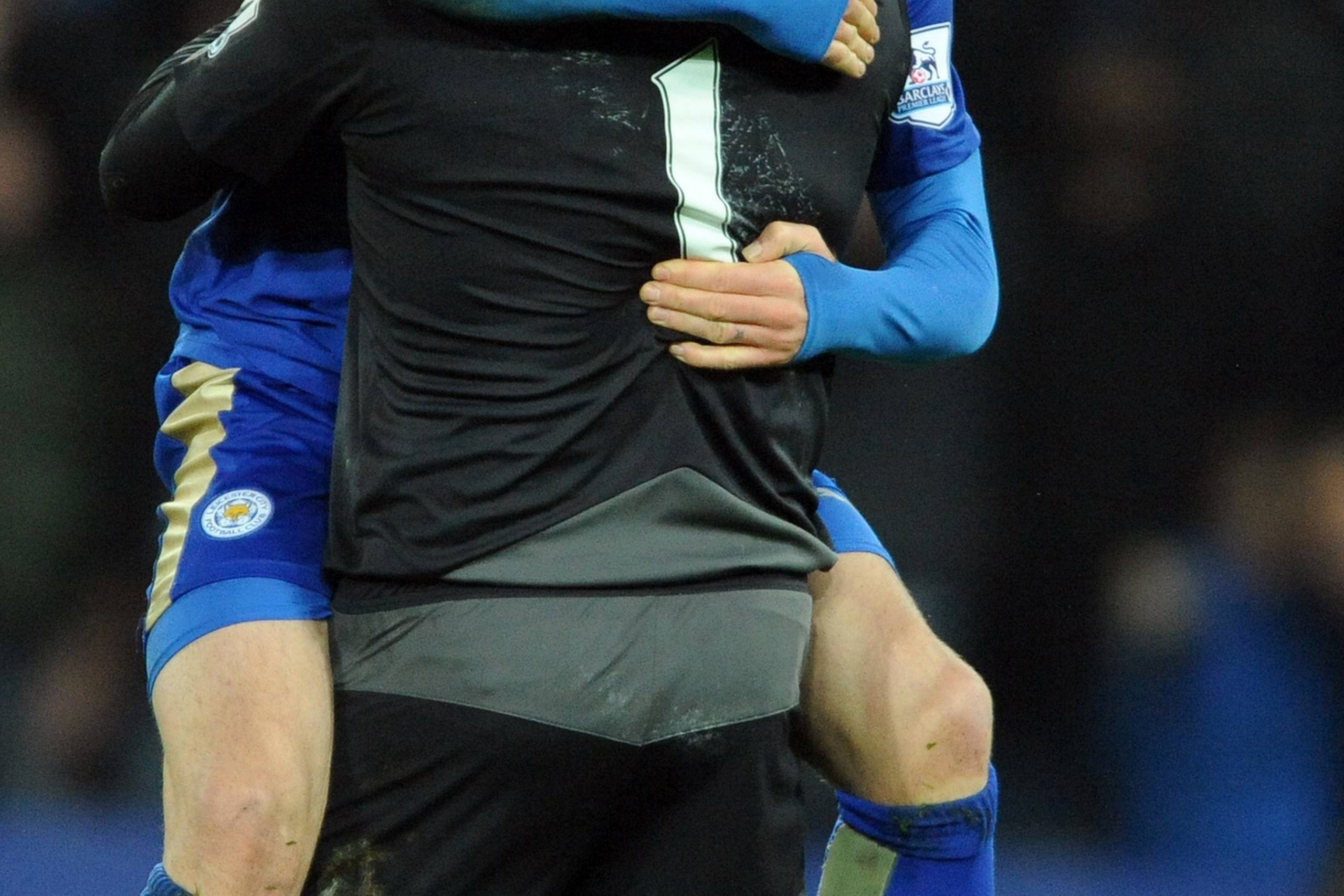 Kasper Schmeichel og Leicester ligger nummer et i Premier League.