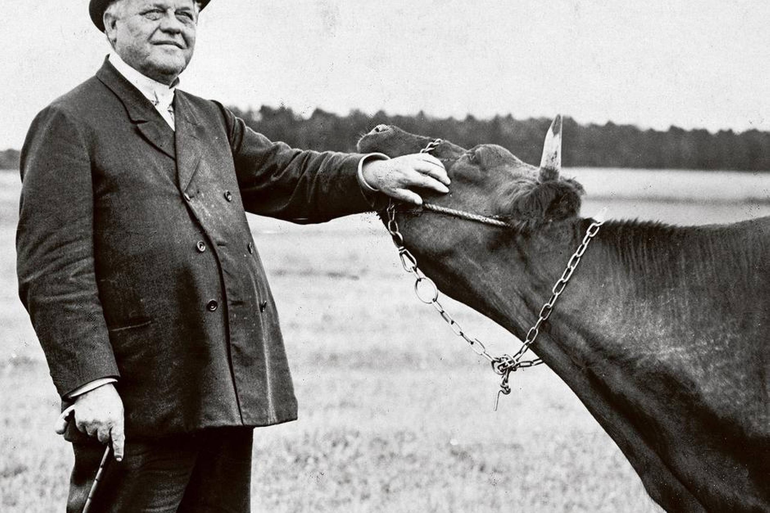 J.C. Christensen (1856-1930) var det nye Venstreministeriums stærke mand. Han var opvokset i beskedne kår og var landsby lærer i Vestjylland. Der var også en bonde med i ministeriet. Det var nye tider. Nogle så en folkeliggørelse af det politiske liv. Andre så blot, at almuen med deres grove støvler trak mudderet ind på de bonede gulve. Foto: Scanpix