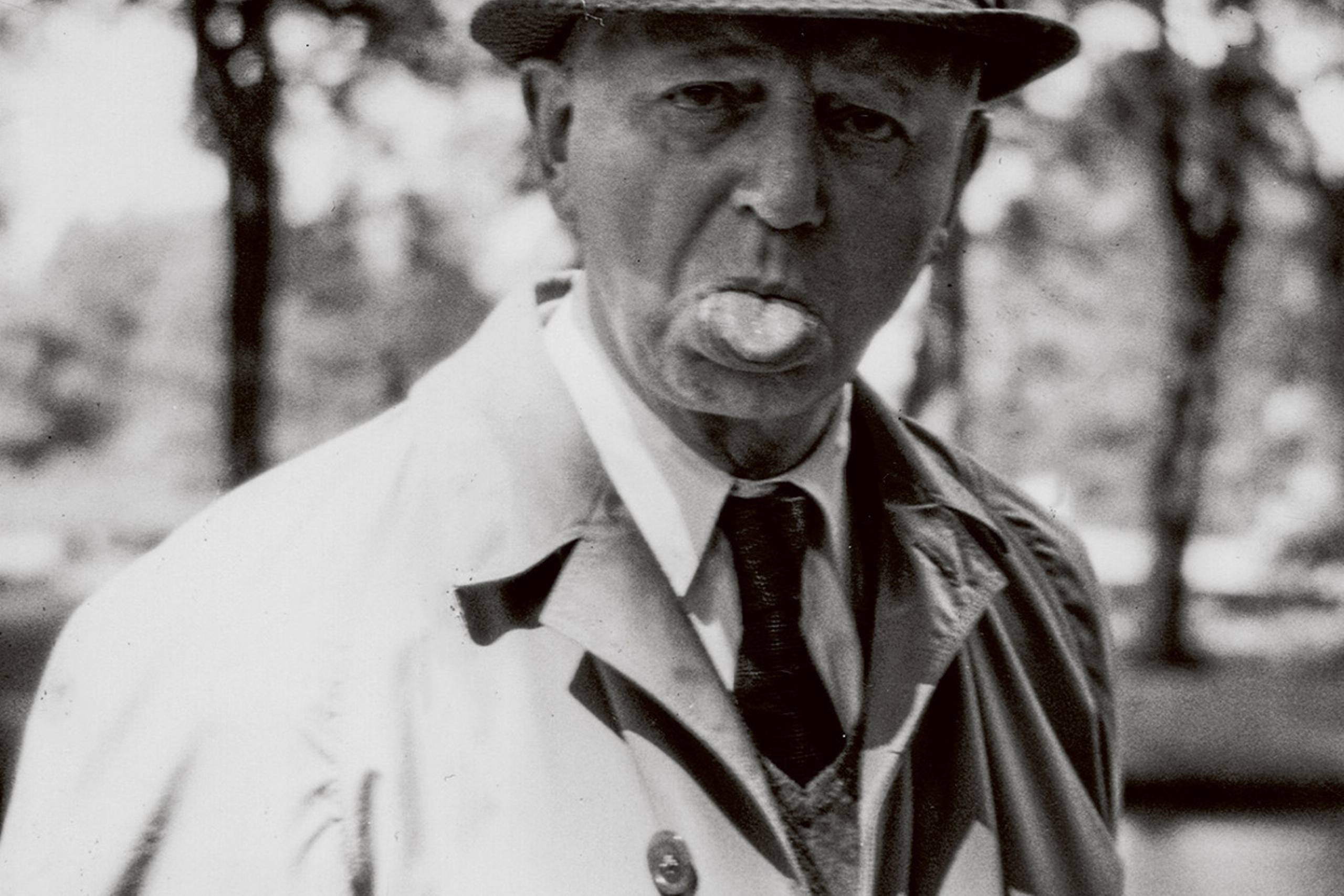 Den stædige knægt og frække journalist, Carl Theodor, rækker tunge som den gamle mesterinstruktør Dreyer. Humoristisk slipper han lidt af den frække sisu ud med tungen! Trods beskedenhed og tålmodig væremåde var han med sin kreative ild ung, næsten drenget og utroligt energisk i hele livet. 