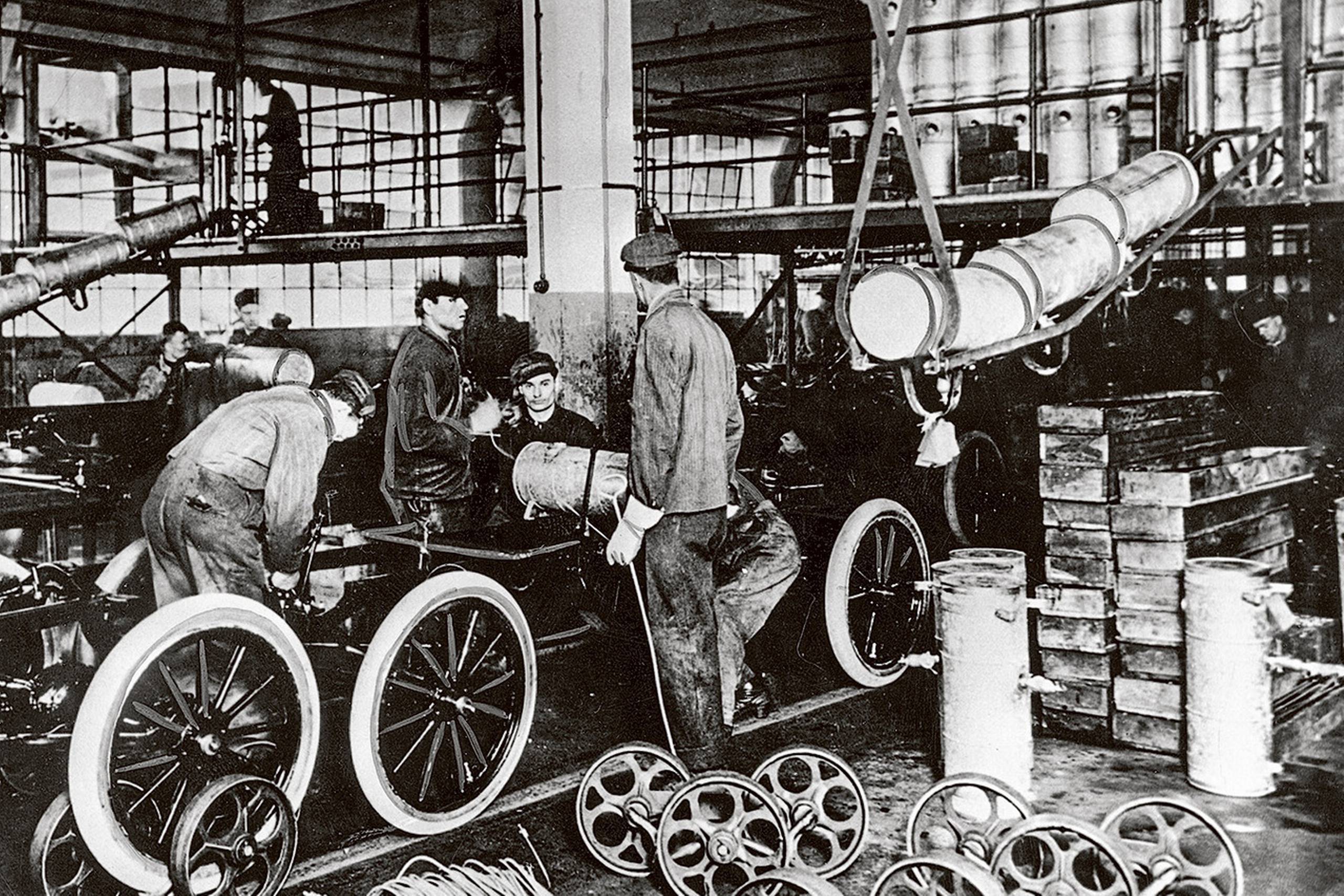 Det topmoderne produktionsanlæg i Sydhavnen blev tegnet af Albert Kahn (1869-1942), der også havde designet Fords fabrikker i Detroit. Delene til bilerne blev lastet direkte fra skib ind på fabrikken, hvor de med specialdesignet værktøj blev sat sammen ved samlebåndet. Fabrikken var ramme for bilproduktion i over 40 år. 