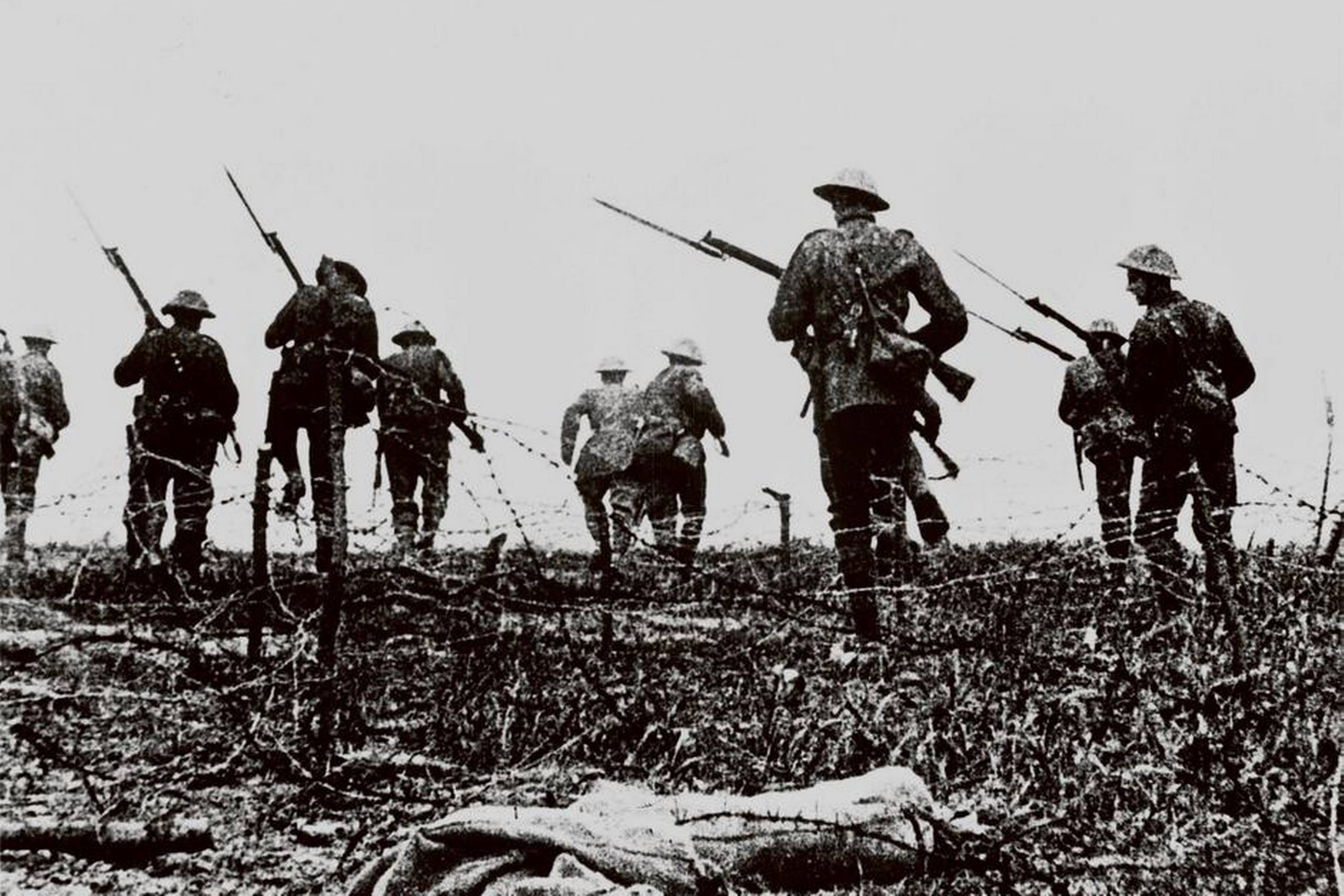 Slagene ved Somme og Verdun udgjorde filmens real historiske baggrundstæppe. Verdens undergang kan tolkes som en metafor over Første Verdenskrig, som i 1916 havde udviklet sig til en uhyggelig stillingskrig uden udsigt til snarlig fred. Fotoet stammer fra en rekonstrueret scene fra den britiske dokumentar ”The Battle of the Somme” (1916). Foto: Scanpix