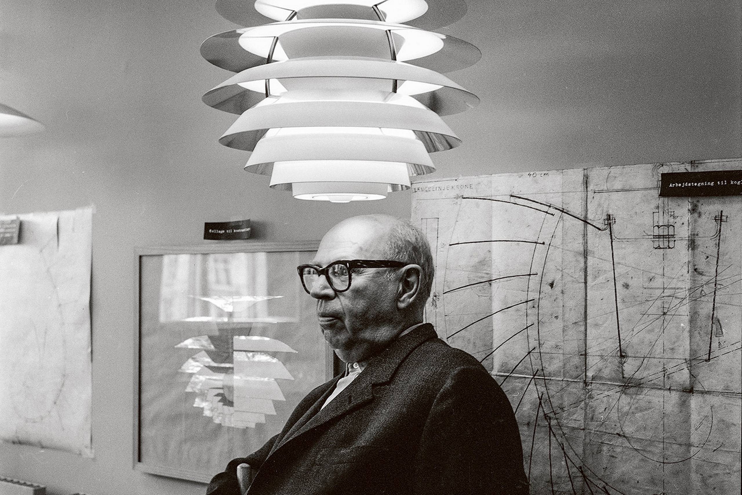 I 1964 fyldte Poul Henningsen 70. Dagen blev fejret med studenter i fakkeloptog og masser af festivitas. I Politiken kunne man læse et hyldestdigt af Klaus Rifbjerg (1931-2015), der betegnede PH som en ”foregangsmand”, der var ”rigtig underlig og underlig rigtig”. Billedet viser den 70-årige PH sammen med et par af hans mest udbredte lampetyper. Det stammer fra Louis Poulsens udstillingslokaler i Nyhavn, som bød på en særudstilling af ”lysmageren” PH og hans virke. 