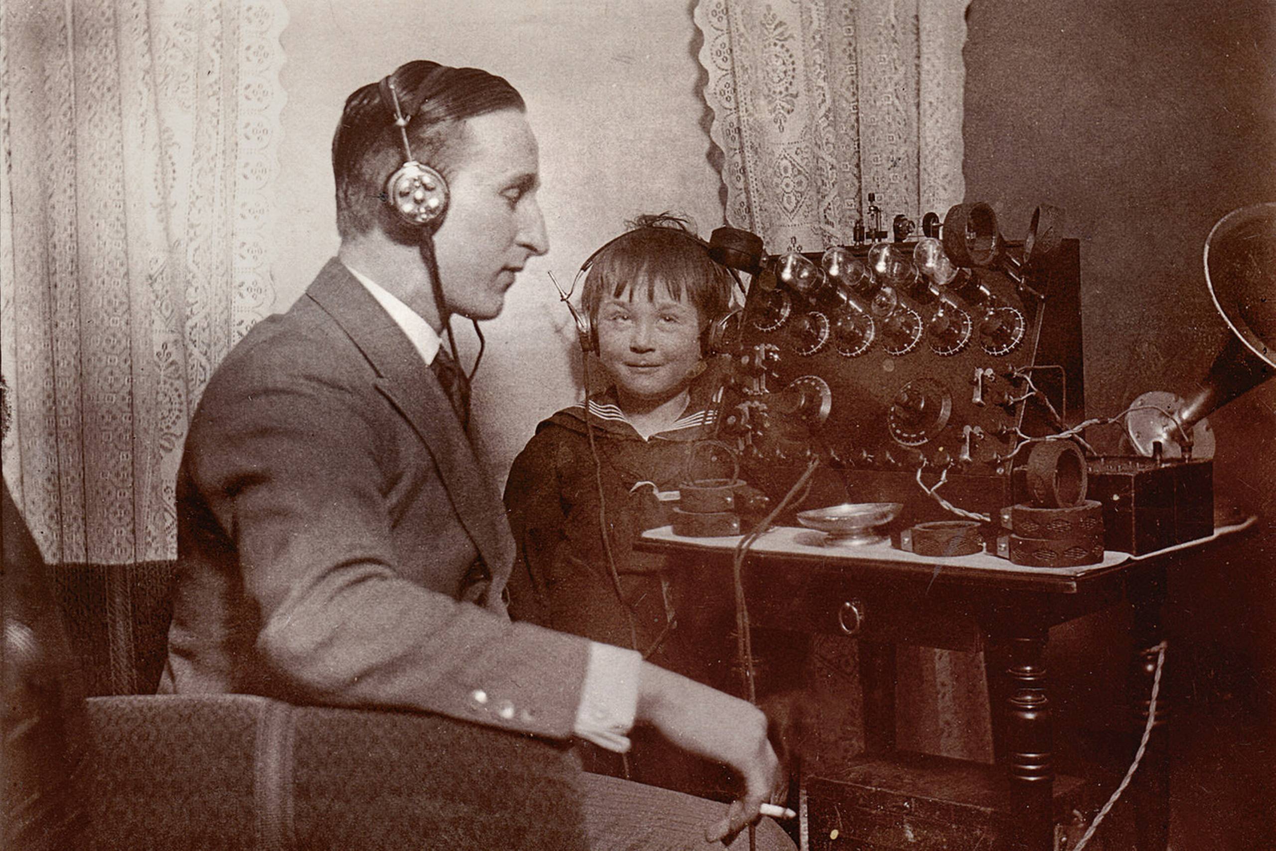 Statsradiofonien (DR) blev grundlagt i 1925, og radioen spredte sig hurtigt til store dele af befolkningen. Udviklingen revolutionerede og demokratiserede adgangen til at høre musik over hele landet. 