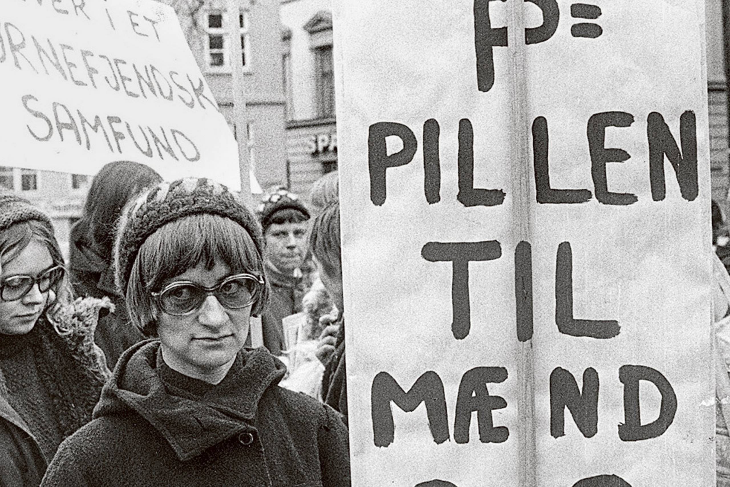 Demonstration for kvinders ret til abort arrangeret af Dansk Kvindesamfund i 1973. Vedtagelsen af den fri abort gav kvinder mulighed for selv at vælge abort inden 13. graviditetsuge. Den fri abort mødte kritik og blev en mærkesag for det nye Kristeligt Folkeparti, som blev valgt ind i Folketinget samme år. 