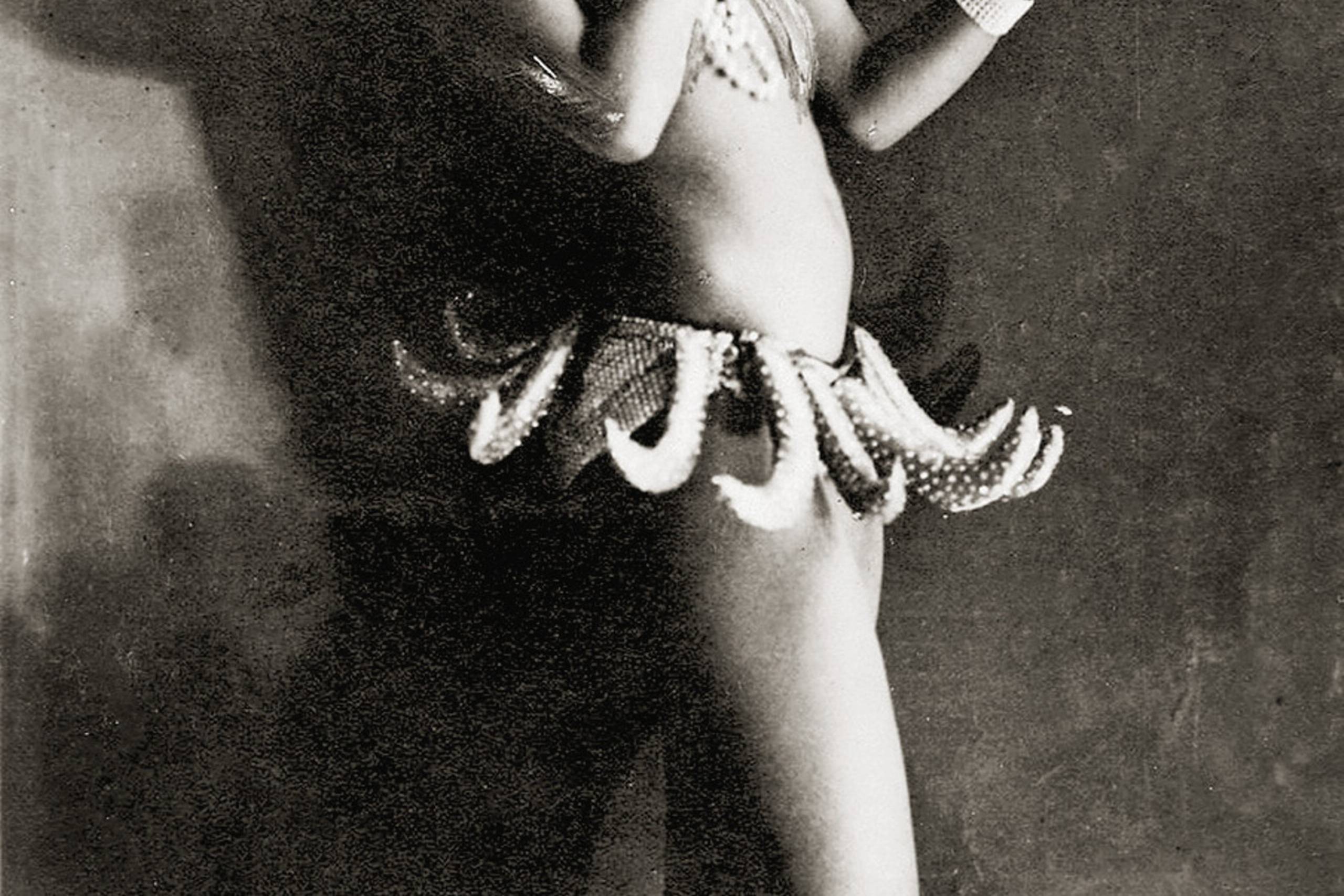 Danseren Josephine Baker (1906-1975) kun iført sit berømte og berygtede bananskørt og smykker. Baker koketterede med sin afrikanske herkomst på en måde, som talte direkte ind i tidens fordomme om den nøgne vilde. Da hun besøgte København i 1928, berømmede Poul Henningsen (1894-1967) hendes ”naturlighed”. 