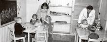 I 1947 åbnede Thomas B. Thriges elektromekaniske fabrik den anden fabriksbørnehave i Odense. Den lå i nogle træbarakker fra krigens tid lige over for fabrikken, som beskæftigede mange kvinder. Mange barakker blev ombygget til fredeligere formål: feriekoloni eller børnehave. Der var stor søgning efter børnehaver, men mangel på byggematerialer. Barakkerne var lette at flytte og havde små, børnevenlige proportioner.  Foto: Odense Stadsarkiv