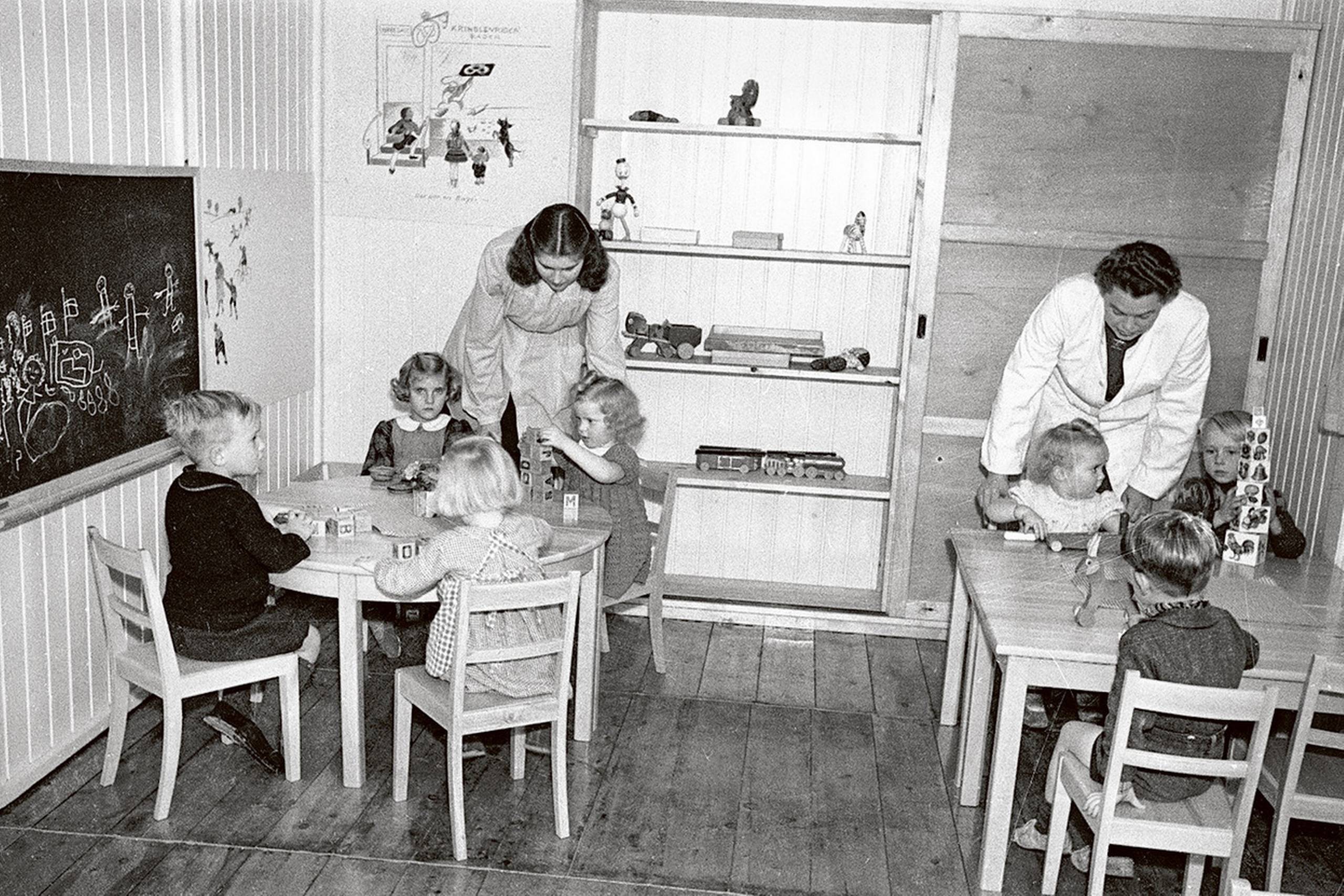 I 1947 åbnede Thomas B. Thriges elektromekaniske fabrik den anden fabriksbørnehave i Odense. Den lå i nogle træbarakker fra krigens tid lige over for fabrikken, som beskæftigede mange kvinder. Mange barakker blev ombygget til fredeligere formål: feriekoloni eller børnehave. Der var stor søgning efter børnehaver, men mangel på byggematerialer. Barakkerne var lette at flytte og havde små, børnevenlige proportioner. 