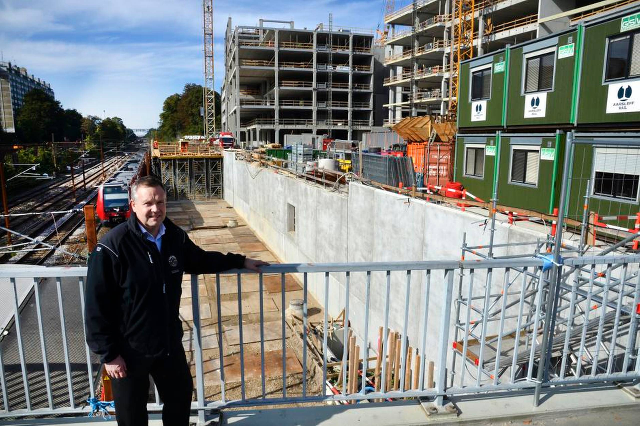 Direktøren i Carlsbergbyen, Jens Nyhus, fortæller om de mange udviklingsplaner, der ligger foran - og det byggeri, der allerede er i gang. Her står han ved den nye station. (2014). Foto: Mik Eskestad