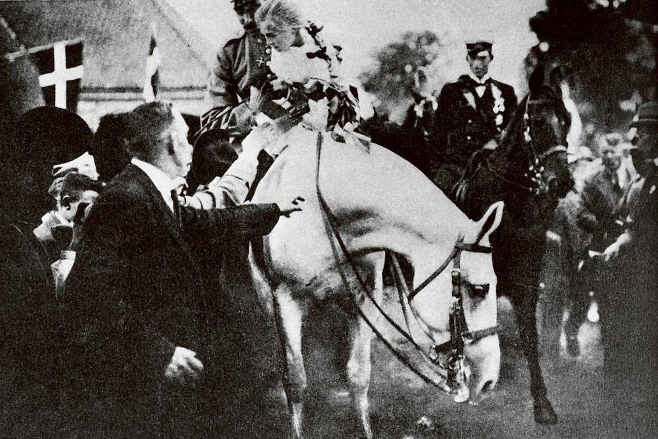 10. juli 1920. Genforeningen: Kong Christian X. rider over grænsen på en ung vallak. Pludselig standser han og løfter asylbarnet, 9 årige Johanne, op til sig på hesten. Hun red med hele vejen til Christiansfeld. Foto: Scanpix
