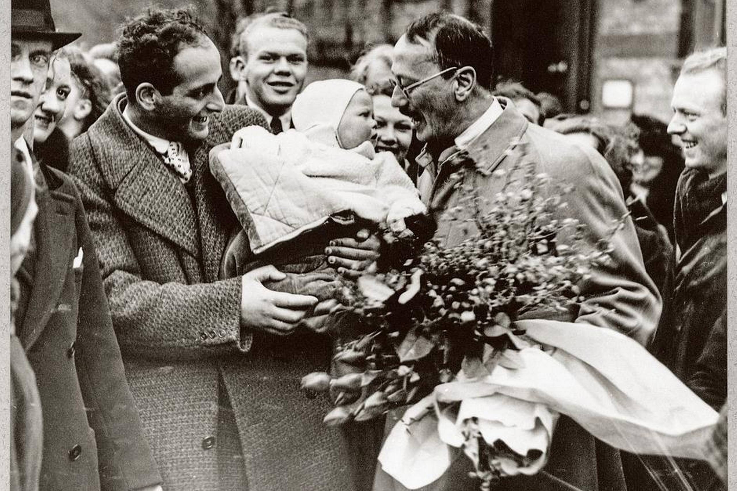 Lægen J.H. Leunbach var især inspireret af marxisten og psykoanalytikeren Wilhelm Reich. Leunbach var en af de ledende skikkelser i kampen for retten til svangerskabsforebyggelse, abort og seksualoplysning, men blev fængslet for dette arbejde. Her ses han ved løsladelsen. Foto: Det Kongelige Bibliotek
