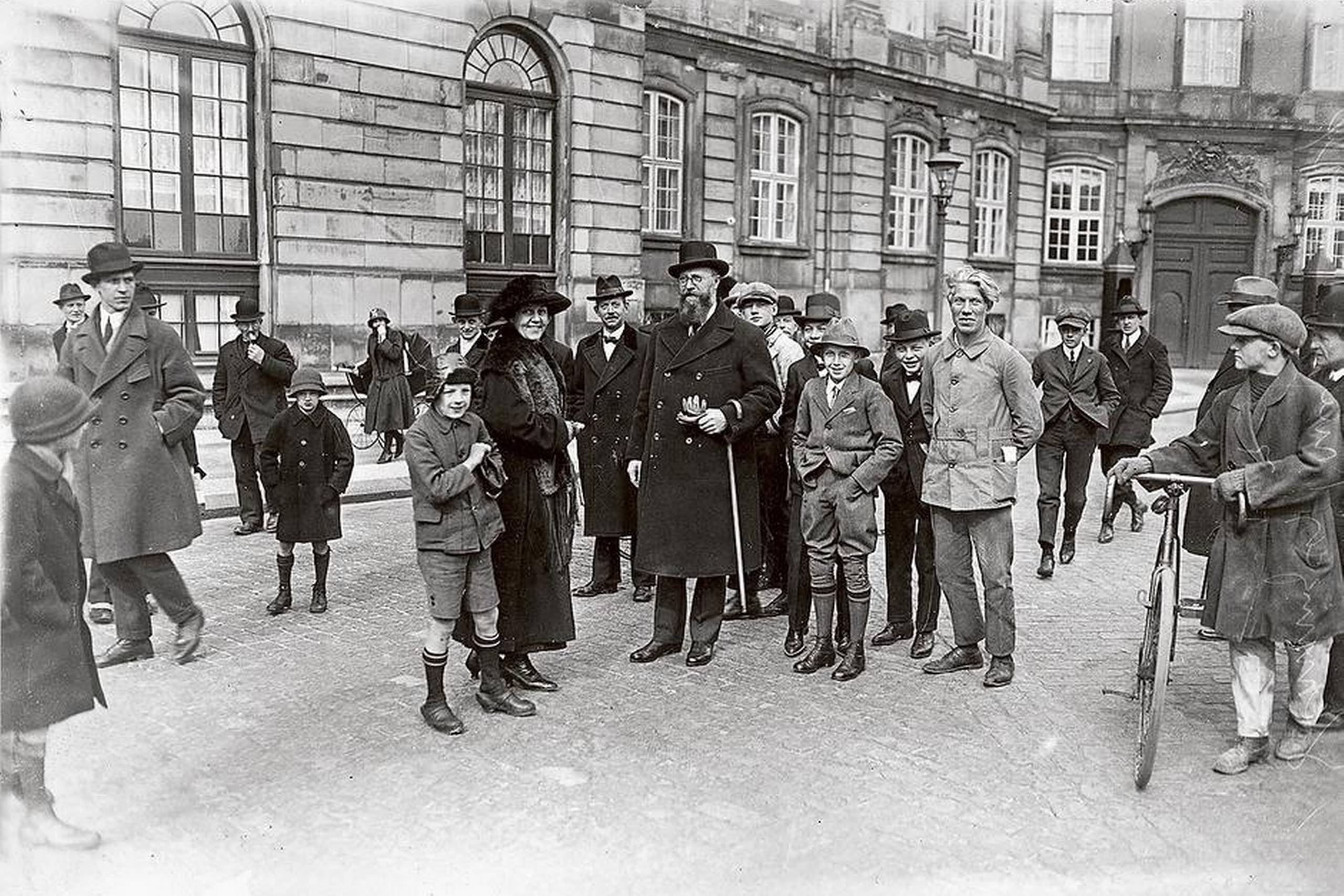 Thorvald Stauning (1873-1942) blandt klassefæller, københavnske arbejdere, på vej til kongen for at blive udnævnt til stats minister og dermed leder af den første socialdemokratiske regering i Danmark. Regeringen sad kun to år, men Stauning kom tilbage i 1929 for uafbrudt at sidde som statsminister i 13 år. Foto: Thorvald Larsen/Scanpix