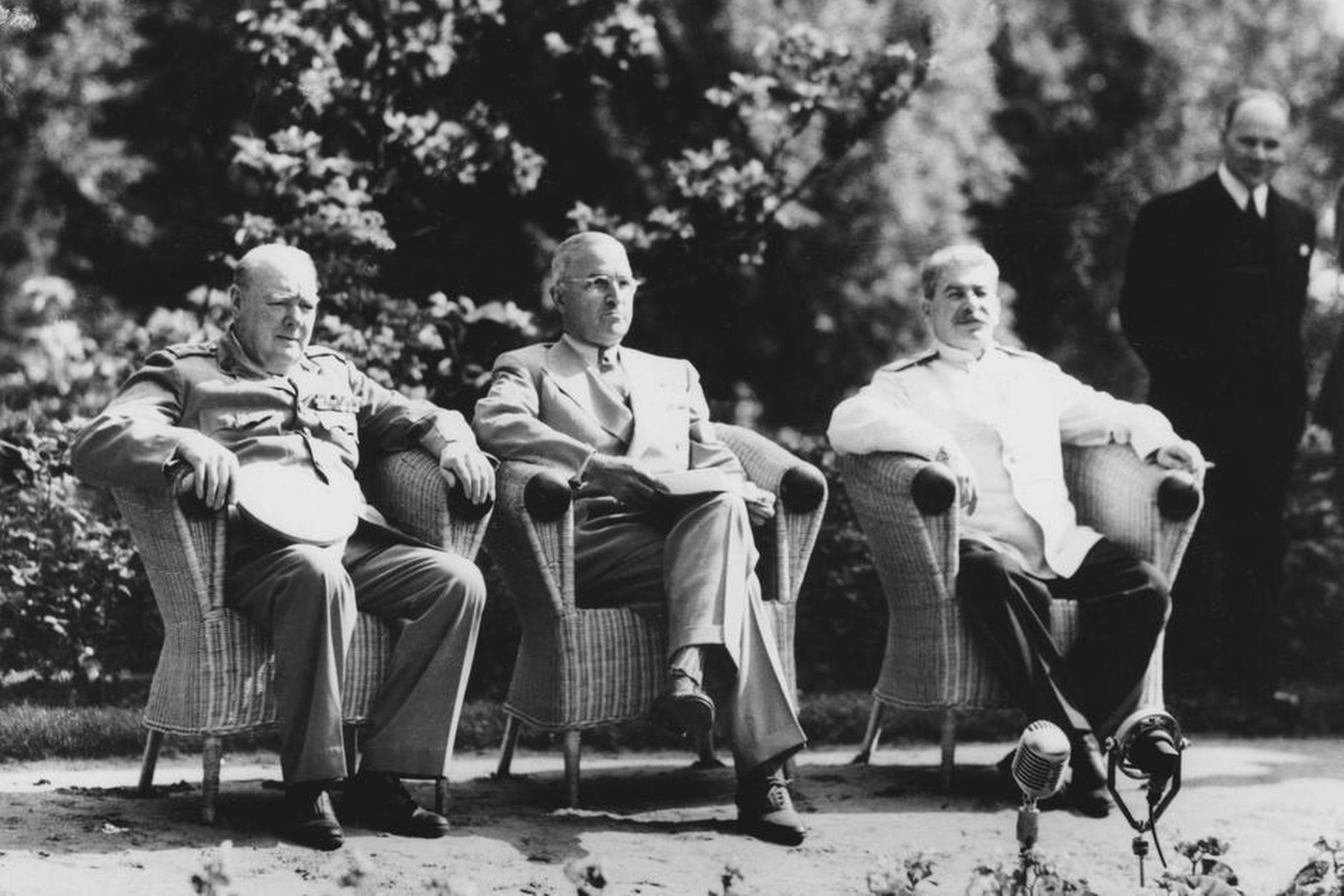 USA’s nyslåede præsident Harry Truman flankeret af en træt virkende, britisk premierminister, Winston Churchill, og Sovjetunionens leder, Josef Stalin, i Potsdam 1945. Foto: AP