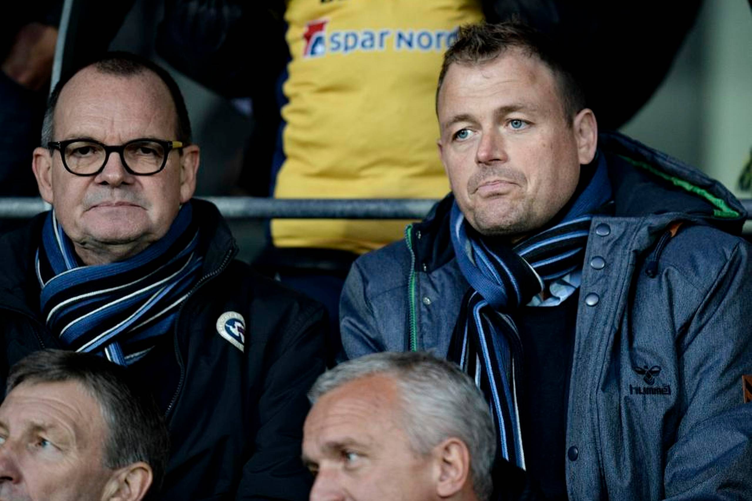 Heller ikke AGF’s bestyrelsformand, Lars Fournais (tv.) og direktør Jacob Nielsen kunne få smilene frem den 23. oktober i Hobro. Foto: Ernst van Norde/Polfoto