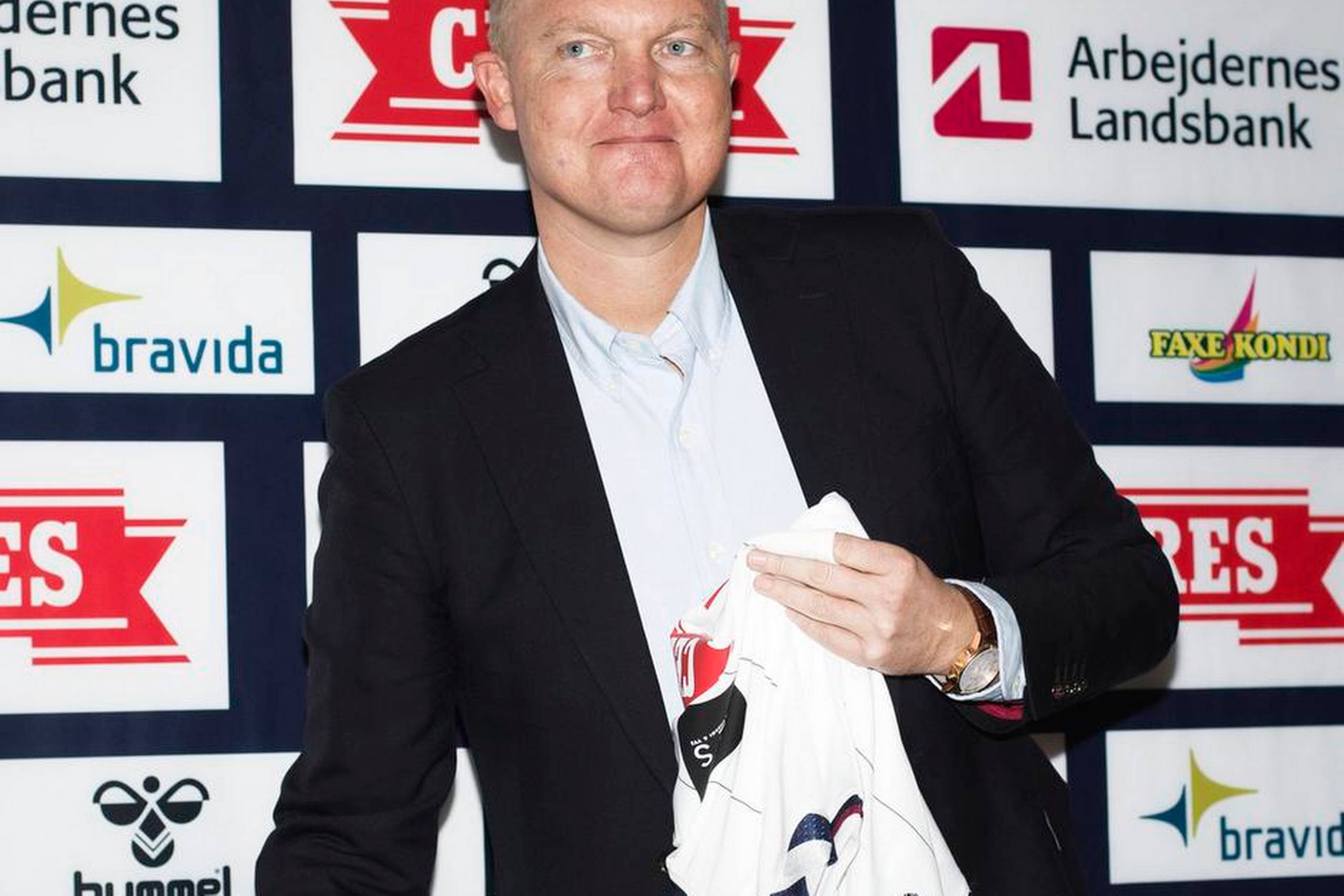 Til sidst på pressemødet skal Glen Riddersholm på obligatorisk vis iføre sig sin nye klubtrøje, AGF’s hvide af slagsen. Foto: Mathias Svold