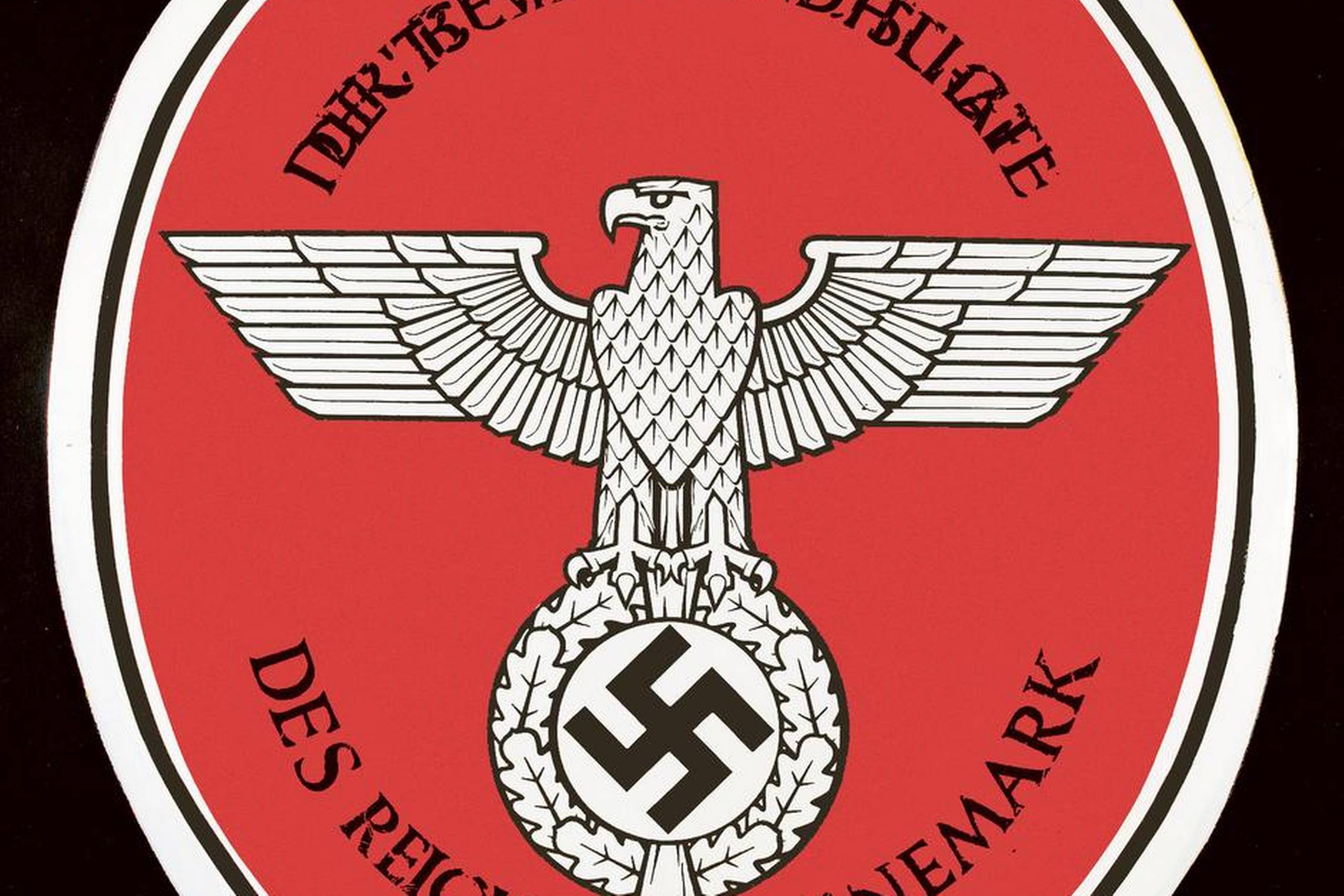 Det tyske gesandtskab, datidens ord for ambassade, i København blev opgraderet efter besættelsen den 9. april 1940 for at markere den større betydning af institutionen. Nu hed det ”Der Reischsbevollmächtigte des Reiches in Dänemark” (”Den Rigsbefuldmægtigede for Riget i Danmark”). Man genbrugte dog det gamle emaljeskilt. Det blev synligt med tiden. Foto: Joh Lee/Nationalmuseet