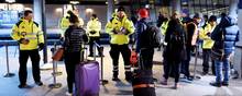 På stationen i Købehavns Lufthavn foretages id-kontrollen af passagerer til Sverige af private vagter, som DSB har hyret. I Sverige skal de rejsende igen tjekkes. Bjorn Lindgren/TT