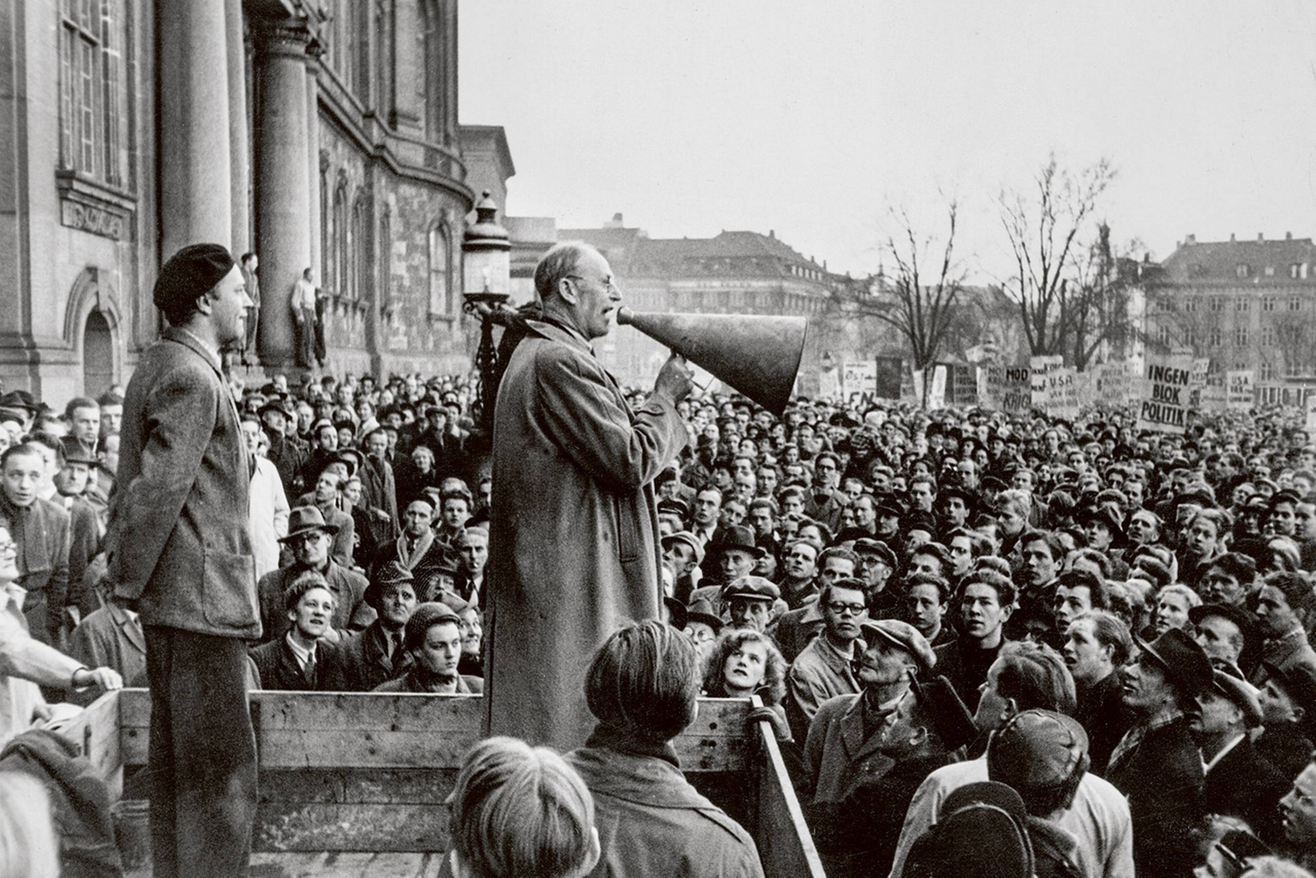 Mens Folketinget i marts 1949 hastebehandlede lov om tilslutning og ratifikation af Atlantpagten, var der protester på slotspladsen udenfor. Demonstrationen var indkaldt af Danmarks Kommunistiske Parti og Dansk Fredsråd. Deltagerantallet blev skønnet meget forskelligt – mellem 6.000 og 75.000 – af henholdsvis Berlingske Tidende og Land og Folk. 