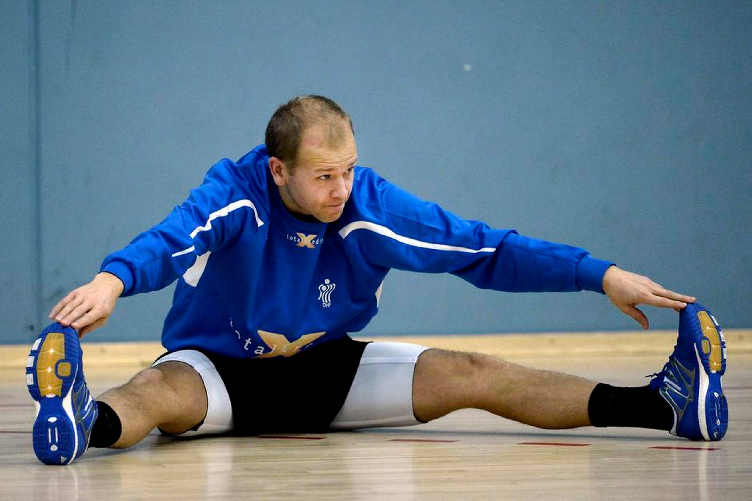 Anders Eggert strækker ud. Han udstråler overskud, men fortæller samtidig, at alle spillere i øjeblikket er presset maksimalt. Især de spillere, der optræder for tophold i Bundesligaen. Foto: Lars Poulsen/Polfoto