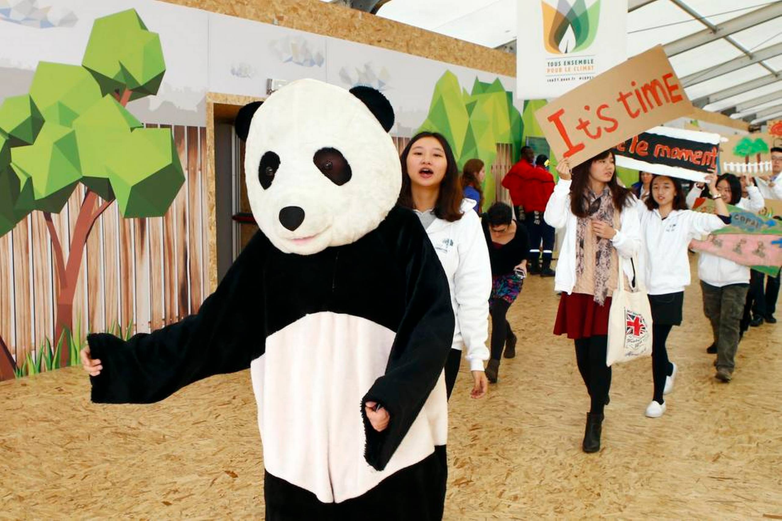 Uden Kinas konstruktive medspil var det næppe blevet til nogen global klimaaftale i Paris i december. Også unge kinesere i China Youth Climate Action Network var aktive under COP21-mødet i Paris i sidste måned. Arkivfoto: Francois Mori/AP