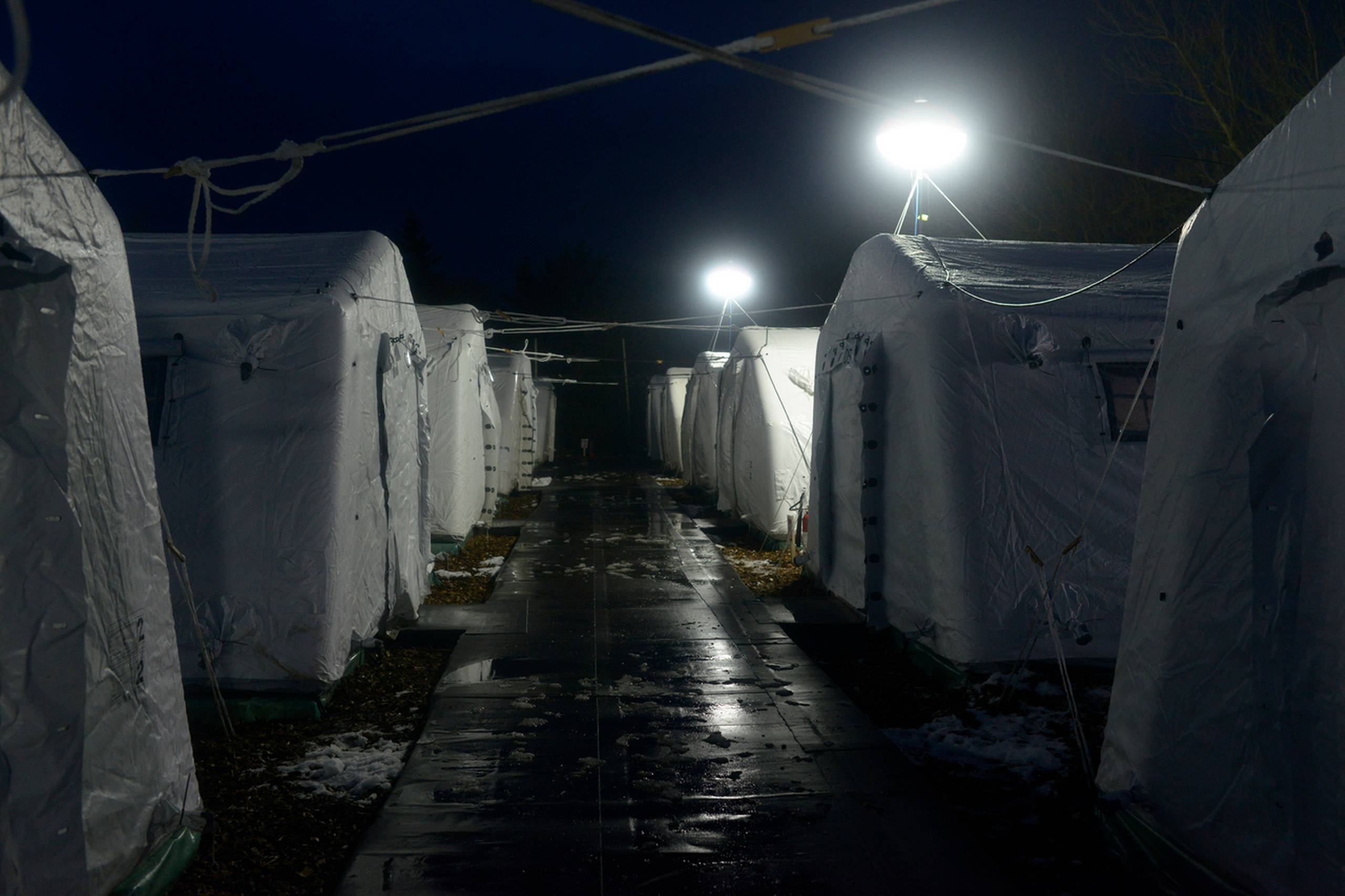 Integrationsminister Inger Støjberg siger, at der er gode grunde til at sende asylsøgere i teltlejre frem for f.eks. på et motel.