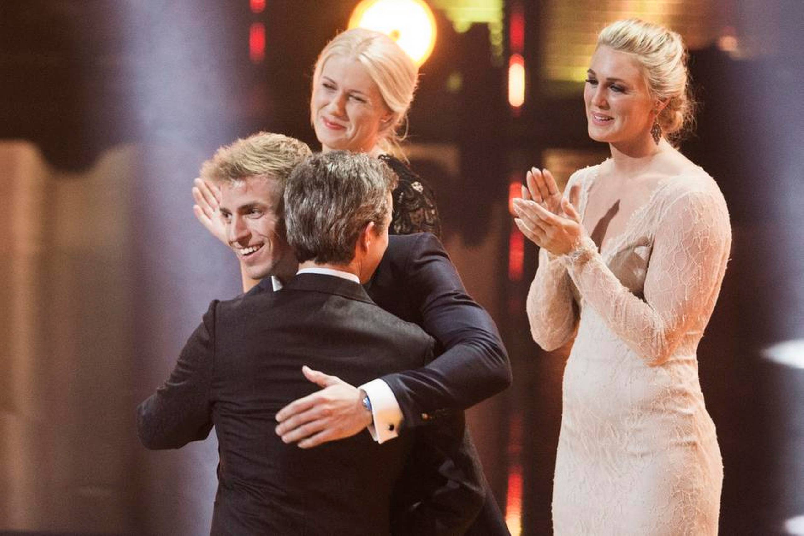 H.K.H. Kronprins Frederik gav vinderen af DIF og Jyllands-Postens pris, René Holten Poulsen, en vinderkrammer, mens to af de øvrige nominerede, Jeanette Ottesen, th, og Maja Alm ser til i baggrunden. Foto: Gregers Tycho