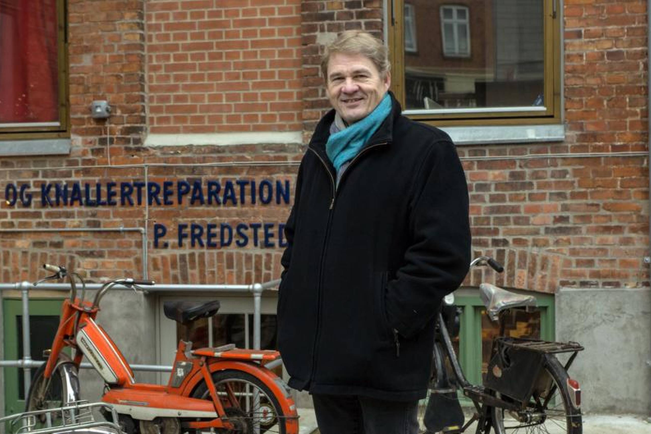 Blandt de mange udvidelser, som Thomas Bloch Ravn (her fotograferet i Den Gamle Bys nye 1974-kvarter) har foretaget i sine 20 år, kan nævnes Dansk Plakatmuseum, kunstkammer og gallerier til særudstillinger. Foto: Mikael Laursen