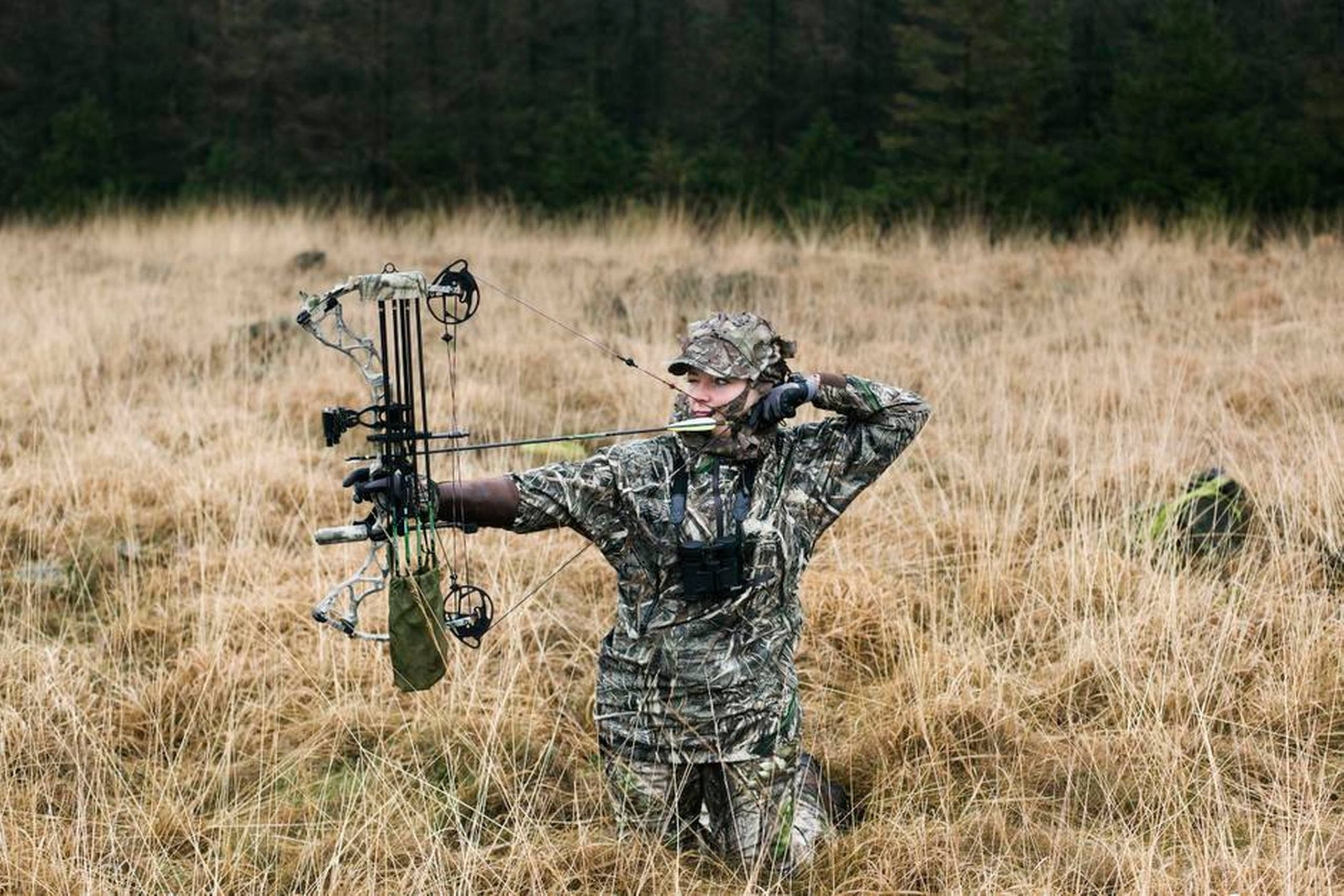 Den succesfulde forfatter Anne-Cathrine Riebnitzsky er en af de omkring 50 danske kvinder, som går på jagt med bue og pil. Foto: Mathias Svold Maagaard