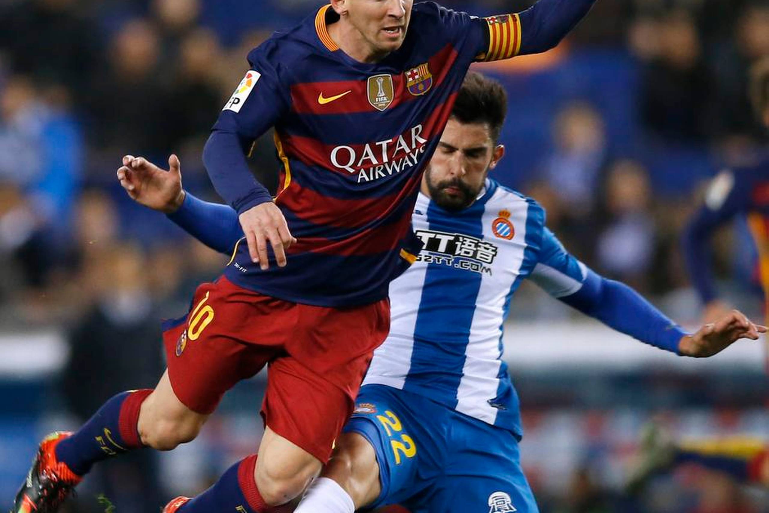 Messi er en af historiens fem største målscorere på linje med Ferenc Puskás, Pelé, Eusébio og Gerd Müller. Men ikke nok med det. Når han er bedst, er han umulig at pille bolden fra. Modstanderne, selv de bedste, bliver til træningskegler. Foto: Manu Fernandez/AP