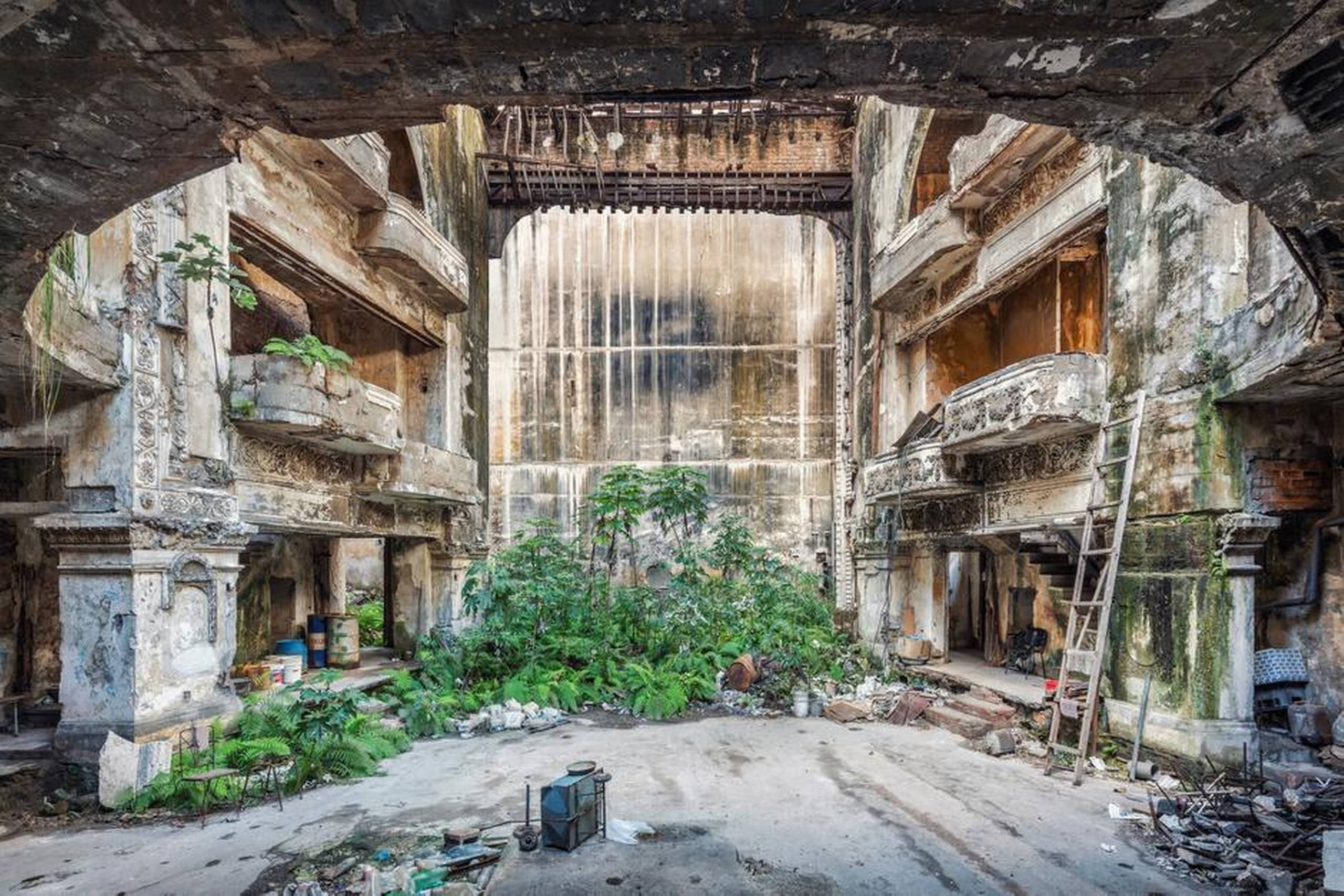 Der er noget særligt dragende ved forladte bygninger. Fotografen Aurelien Villette har set det smukke i dette øde og ødelagte teater. FOTO: Aurélien Villette/: http://www.adonis-photografic.com