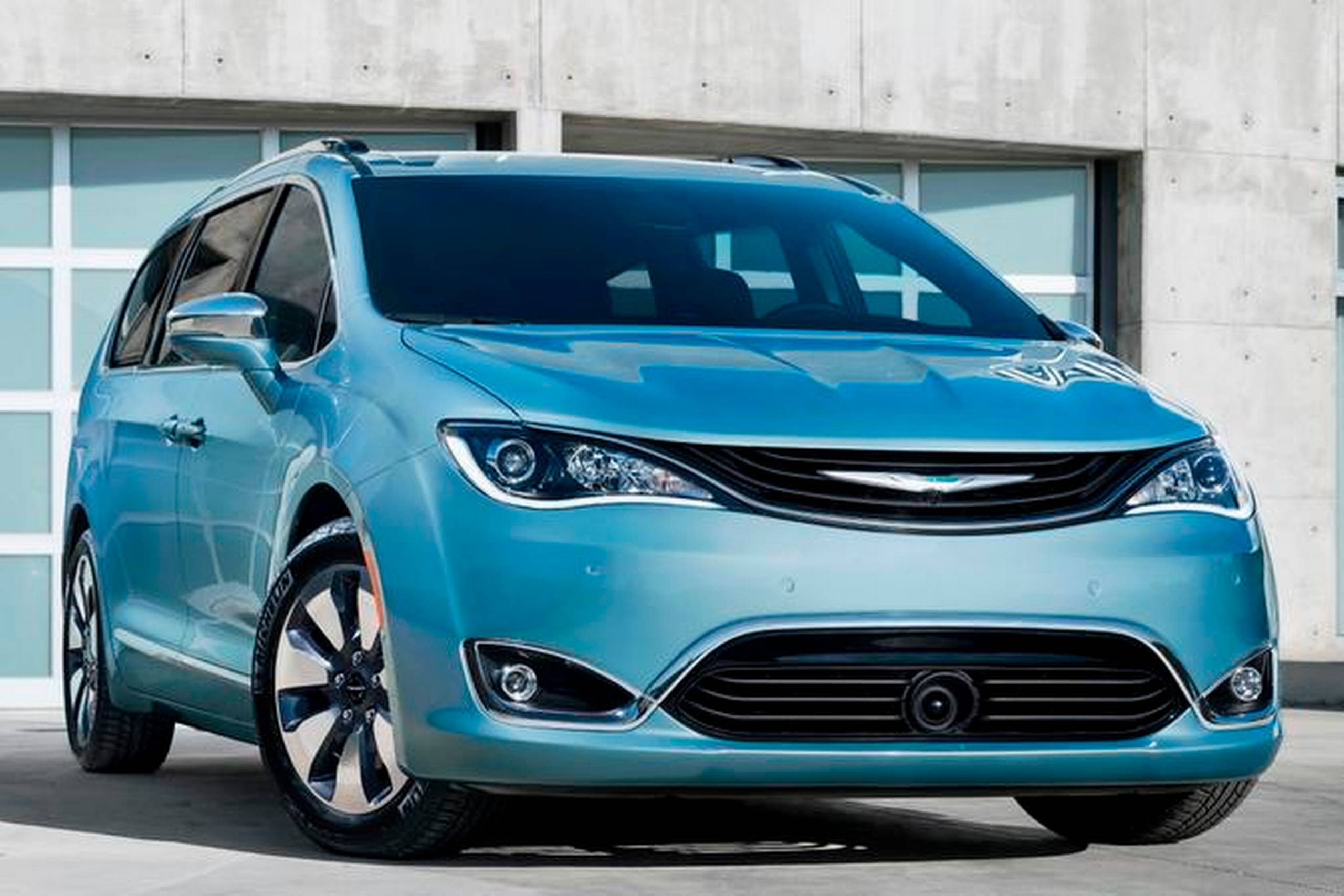 Den nye Chrysler Pacifica kan fås med en række gadgets som fodbetjent åbning af sidedørene og indbygget støvsuger. Foto: Chrysler