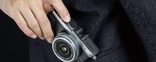 Fujifilm X70 er et lille lommekamera med en praktisk vipbar skærm og 16 MP billedsensor. Fotos: Fujifilm
