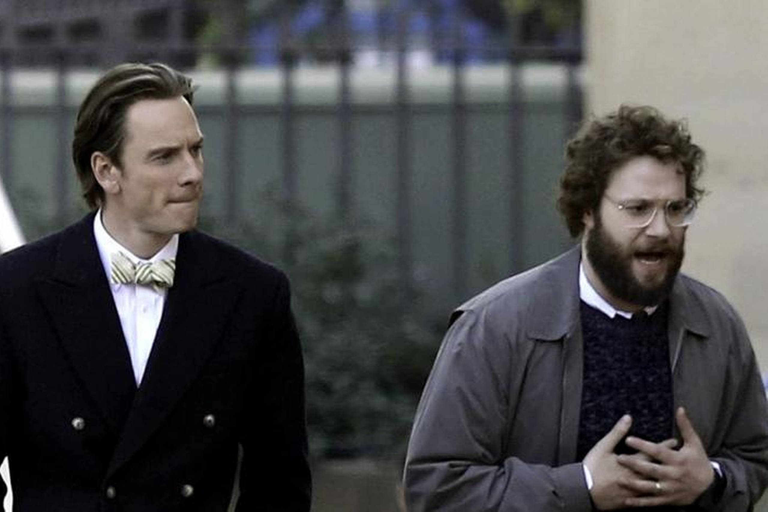 Steve Jobs (Michael Fassbender) i et af sine mange skænderier, her med Steve Wozniak (Seth Rogen), i Danny Boyles fantas tiske biopic ”Steve Jobs”. Foto: UIP