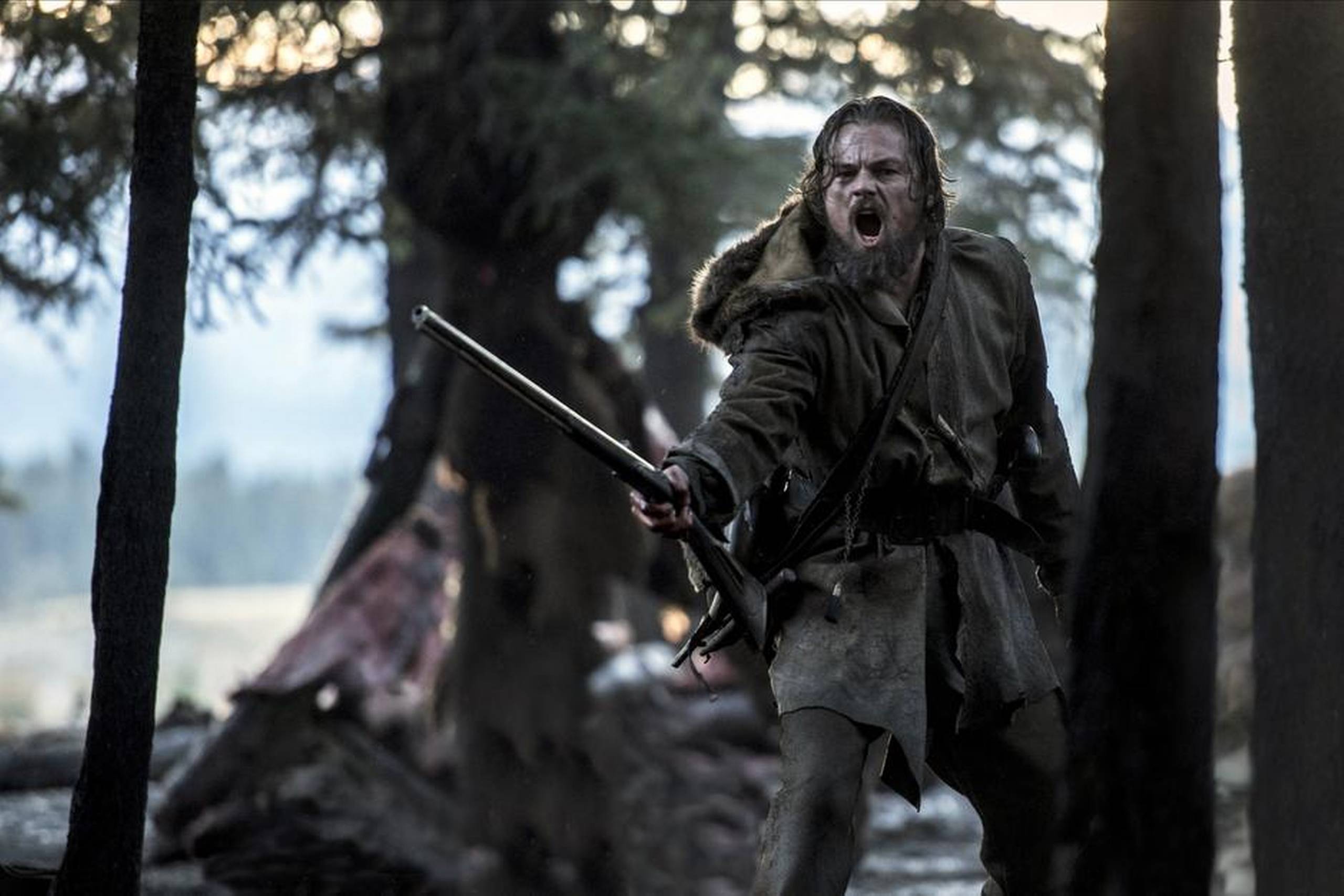 Leonardo DiCaprio i den altdominerende rolle som Hugh Glass. Han kan efterhånden alt og giver figuren et uafviseligt autentisk nærvær. Foto: Allstar Picture Library/20th Century Fox
