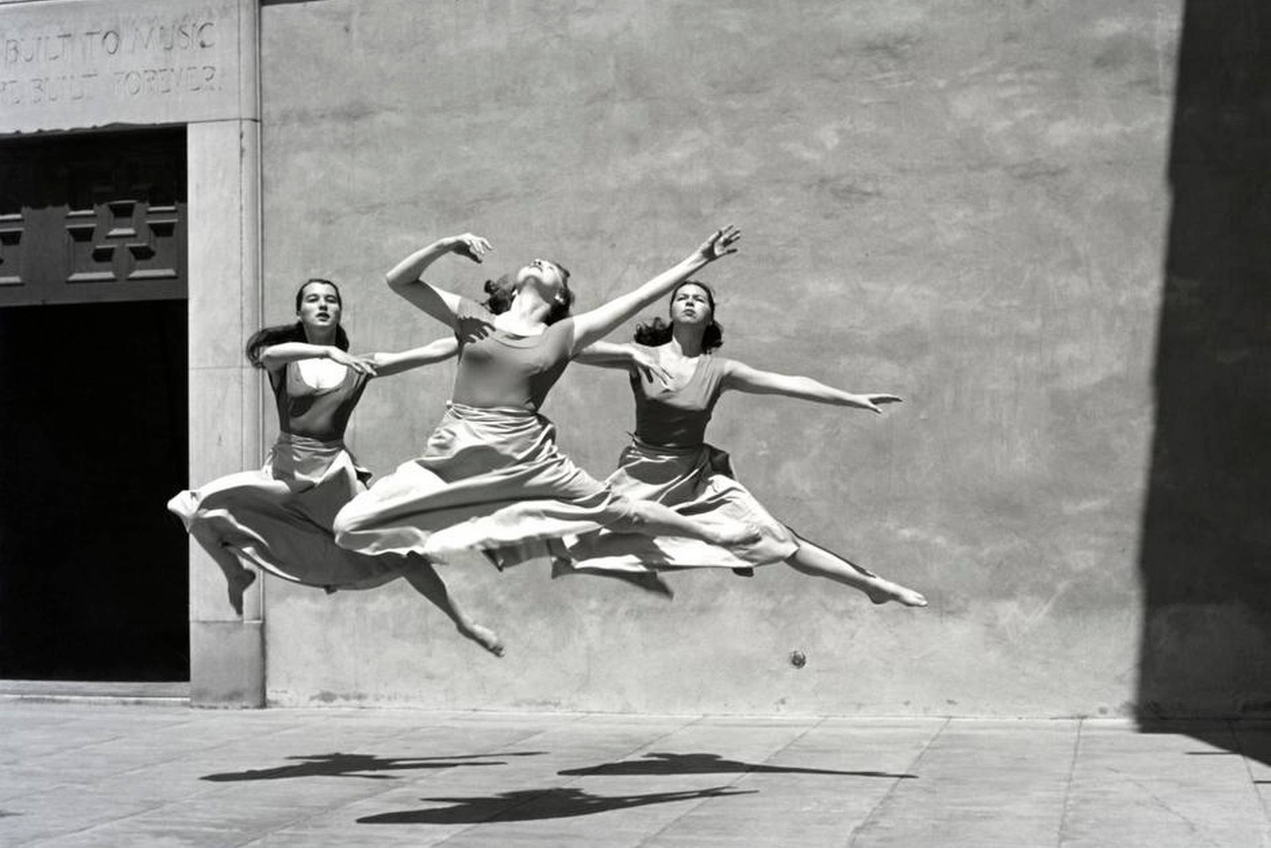 Dansere fanget i et splitsekund i et perfekt komponeret fotografi: ”Three Dancers, Mills College”, 1929. Fotos: Imogen Cunningham