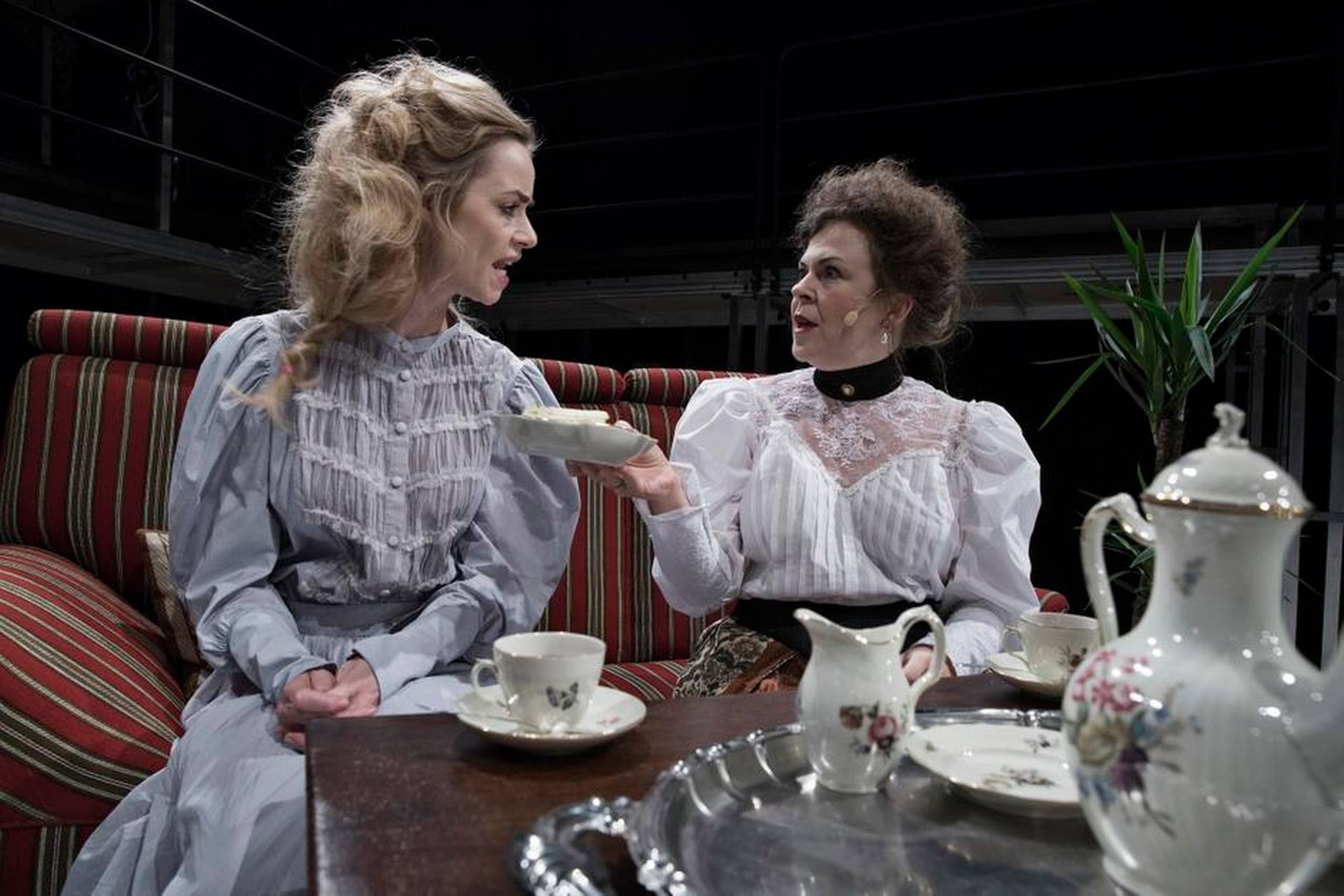 Therese Damsgaard og Nanna Buhl Andreasen i Teater Nordkraft-stykket ”Stuck”. Foto: Tom Ingvardsen