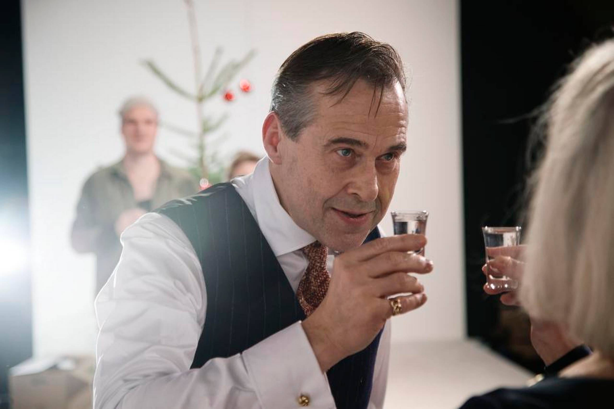 Flemming Enevold som gæsten, der ubesværet betager Kirsten Olesen i ”Vintersolhverv” på Det Kgl. Teater. Foto: Per Morten Abrahamsen